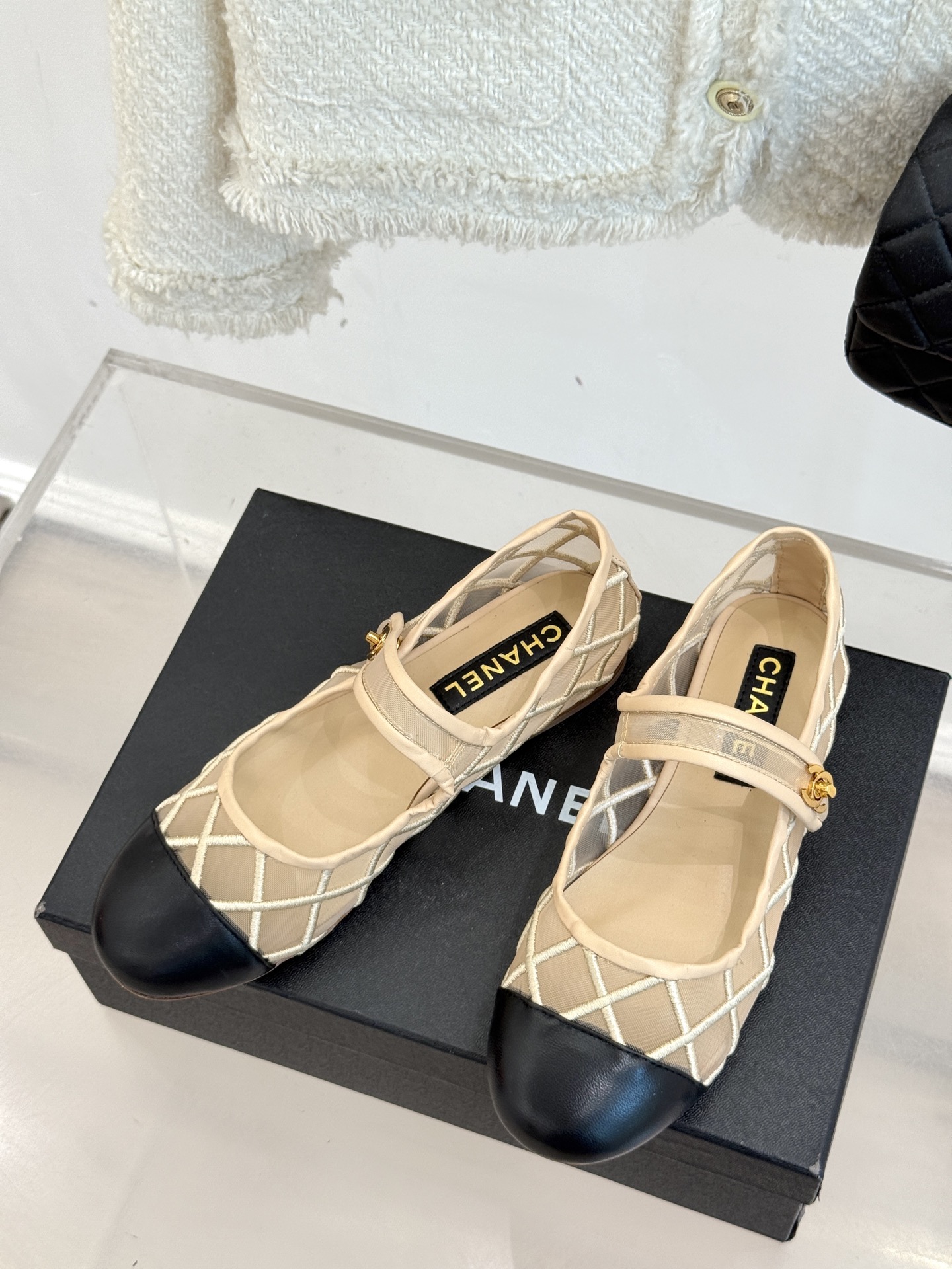 
CHANE*｜小香25。新品经典
双C书包扣玛丽珍单鞋
对它一见钟情 不夸张哦～
这大概就是小香的魅力