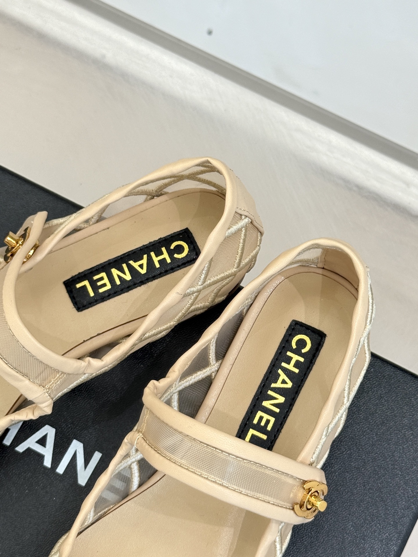
CHANE*｜小香25。新品经典
双C书包扣玛丽珍单鞋
对它一见钟情 不夸张哦～
这大概就是小香的魅力