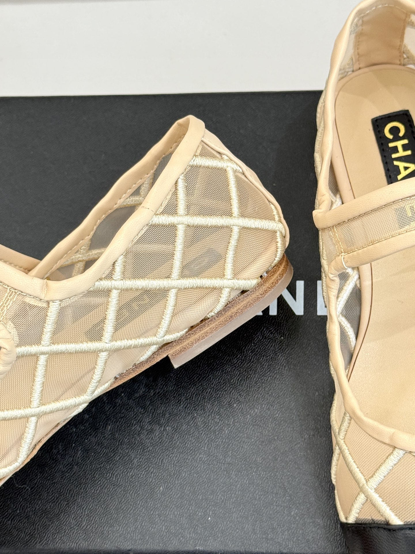 
CHANE*｜小香25。新品经典
双C书包扣玛丽珍单鞋
对它一见钟情 不夸张哦～
这大概就是小香的魅力