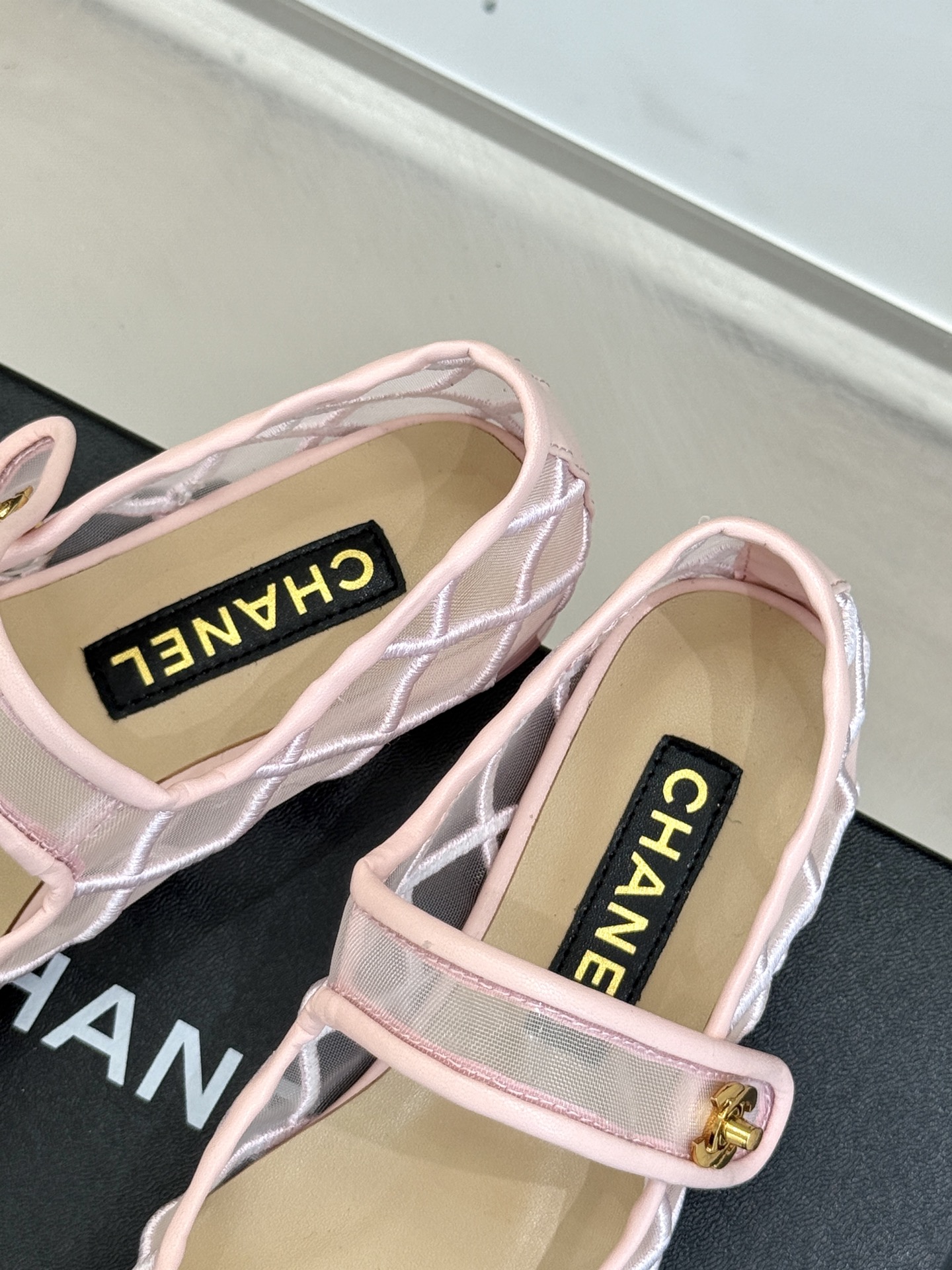 
CHANE*｜小香25。新品经典
双C书包扣玛丽珍单鞋
对它一见钟情 不夸张哦～
这大概就是小香的魅力
