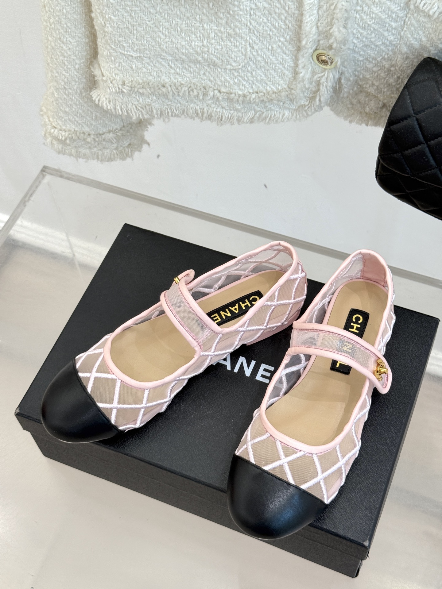
CHANE*｜小香25。新品经典
双C书包扣玛丽珍单鞋
对它一见钟情 不夸张哦～
这大概就是小香的魅力