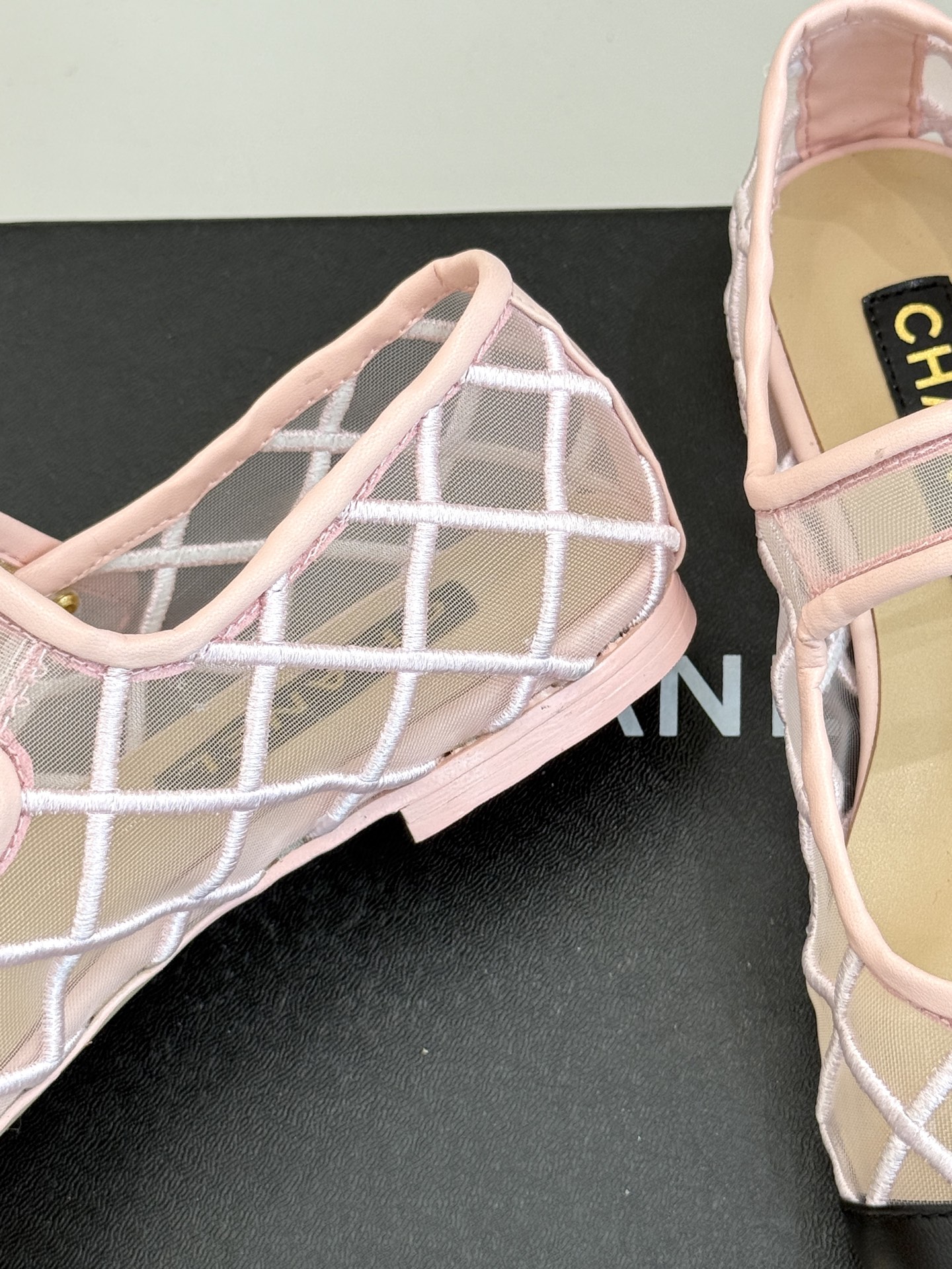 
CHANE*｜小香25。新品经典
双C书包扣玛丽珍单鞋
对它一见钟情 不夸张哦～
这大概就是小香的魅力