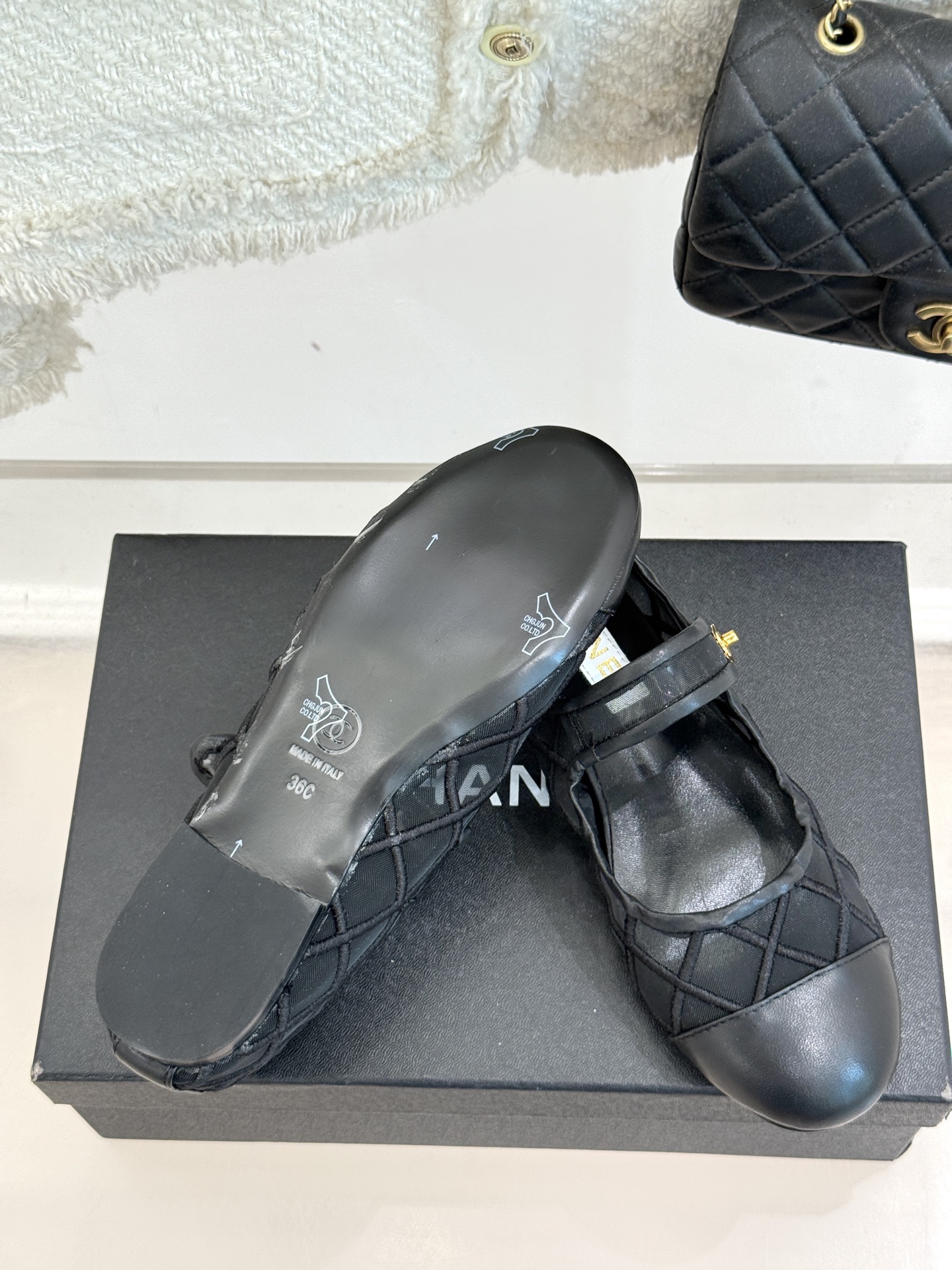 
CHANE*｜小香25。新品经典
双C书包扣玛丽珍单鞋
对它一见钟情 不夸张哦～
这大概就是小香的魅力