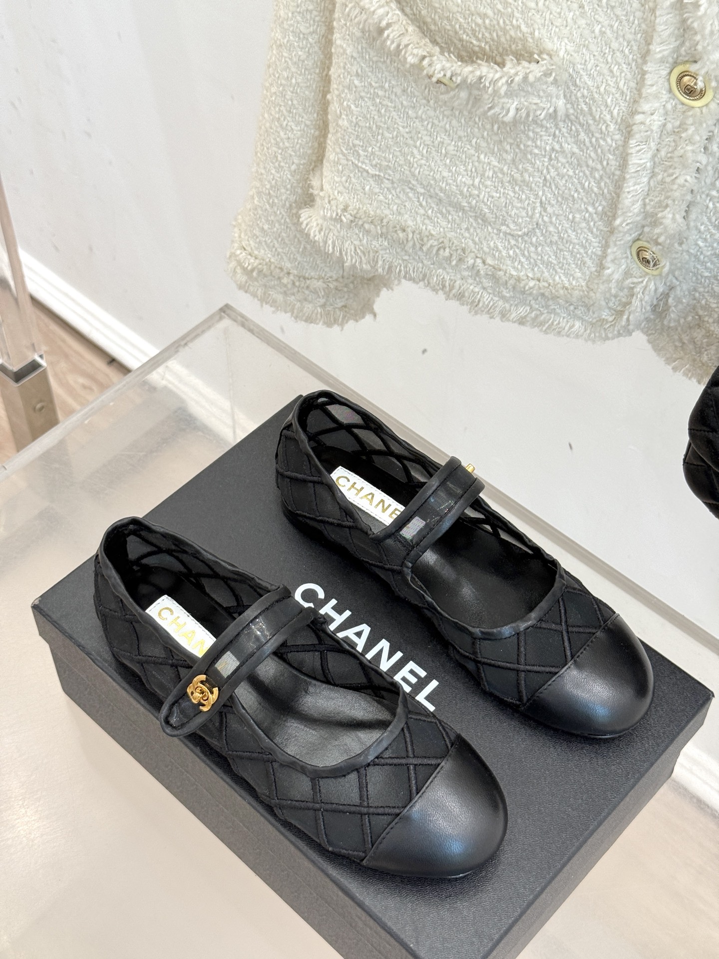
CHANE*｜小香25。新品经典
双C书包扣玛丽珍单鞋
对它一见钟情 不夸张哦～
这大概就是小香的魅力