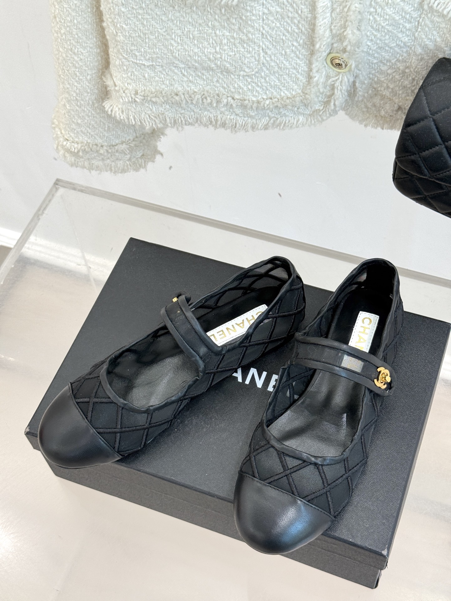 
CHANE*｜小香25。新品经典
双C书包扣玛丽珍单鞋
对它一见钟情 不夸张哦～
这大概就是小香的魅力