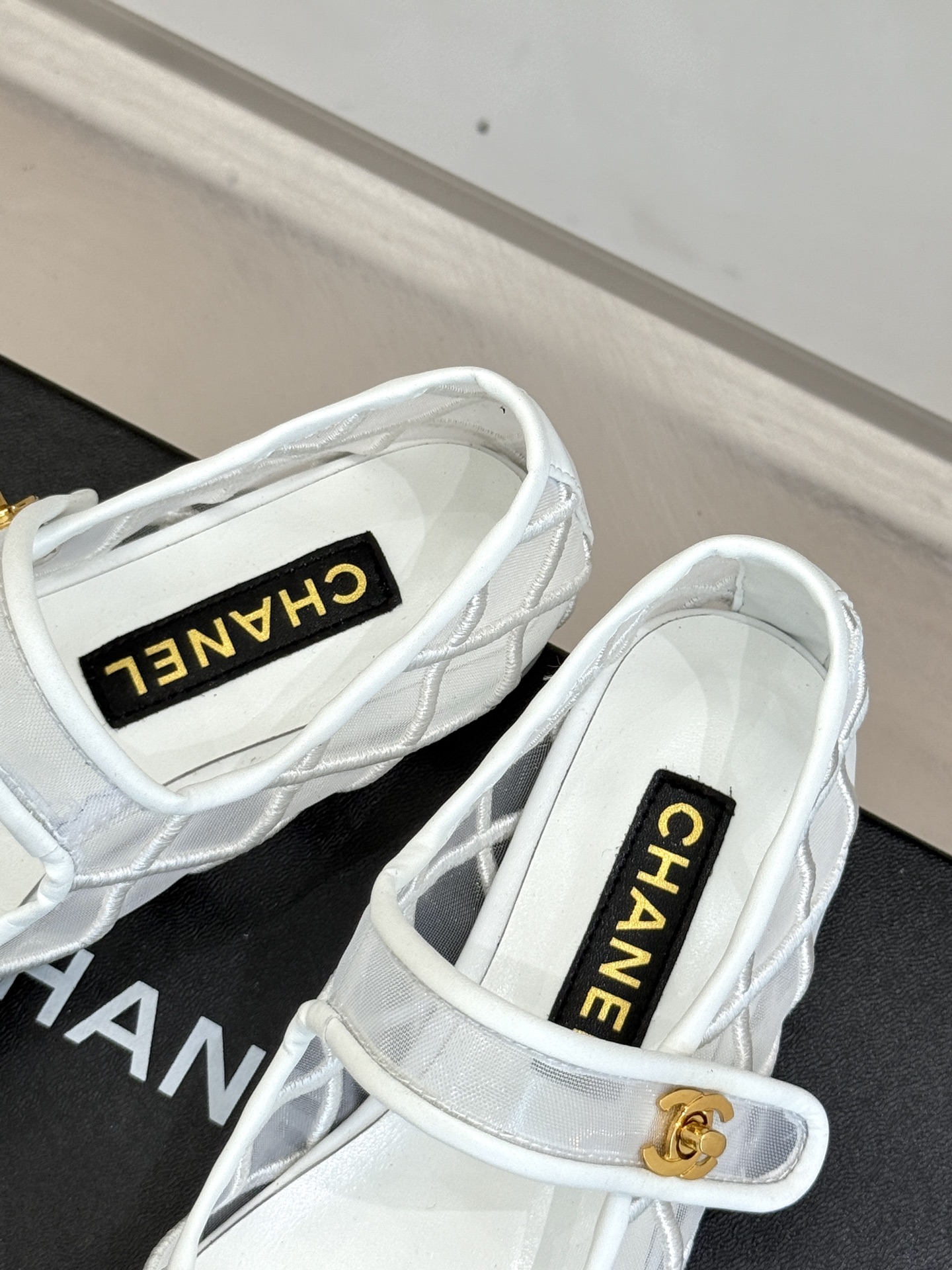 
CHANE*｜小香25。新品经典
双C书包扣玛丽珍单鞋
对它一见钟情 不夸张哦～
这大概就是小香的魅力