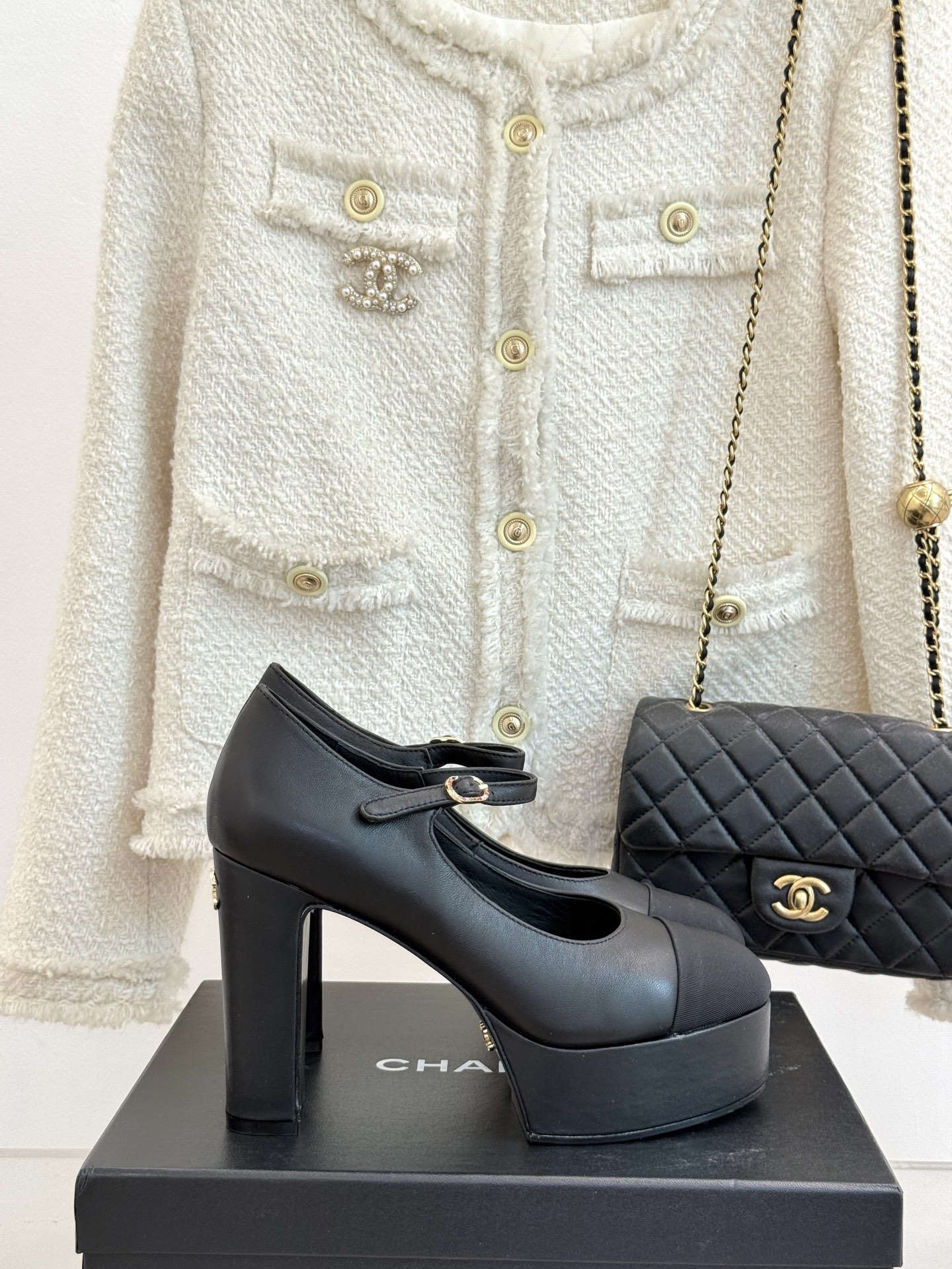 
CHANE*｜小香25。春夏新品
走秀双C防水台高跟鞋👠
个性时尚潮流 必入款 
上脚不仅显腿细  而