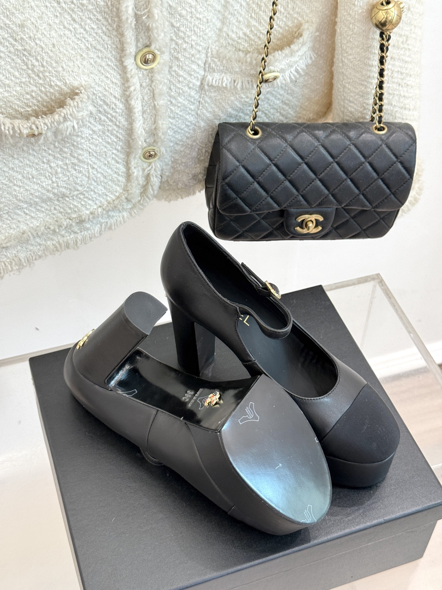
CHANE*｜小香25。春夏新品
走秀双C防水台高跟鞋👠
个性时尚潮流 必入款 
上脚不仅显腿细  而