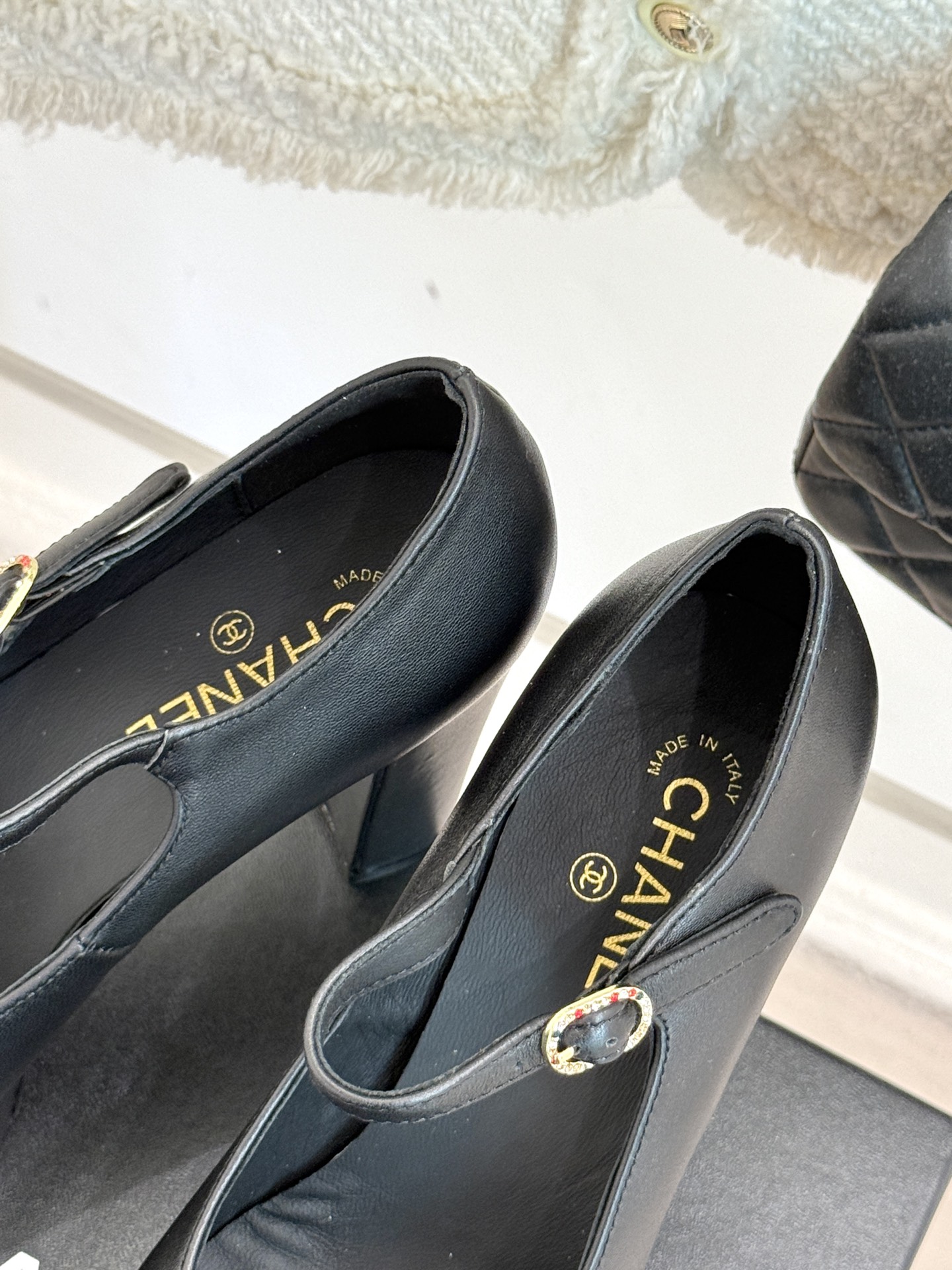 
CHANE*｜小香25。春夏新品
走秀双C防水台高跟鞋👠
个性时尚潮流 必入款 
上脚不仅显腿细  而