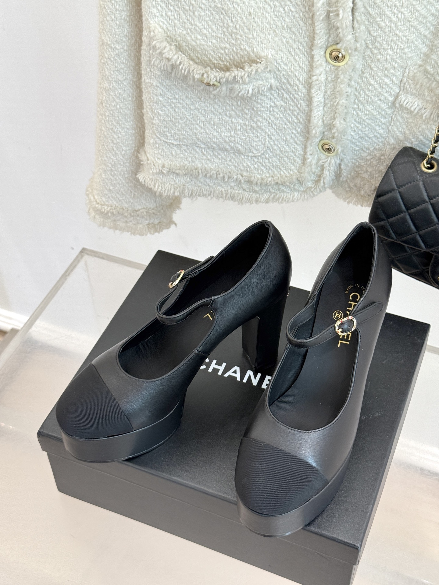 
CHANE*｜小香25。春夏新品
走秀双C防水台高跟鞋👠
个性时尚潮流 必入款 
上脚不仅显腿细  而