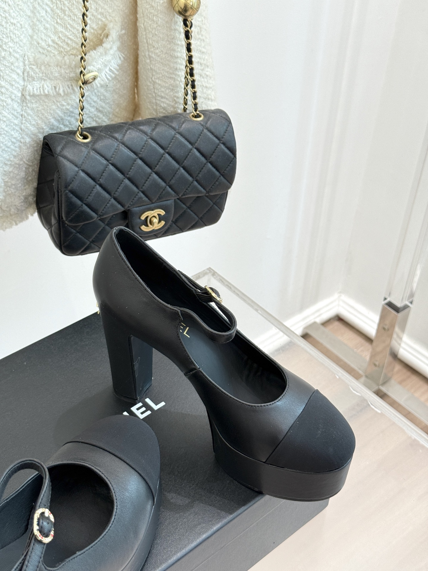 
CHANE*｜小香25。春夏新品
走秀双C防水台高跟鞋👠
个性时尚潮流 必入款 
上脚不仅显腿细  而