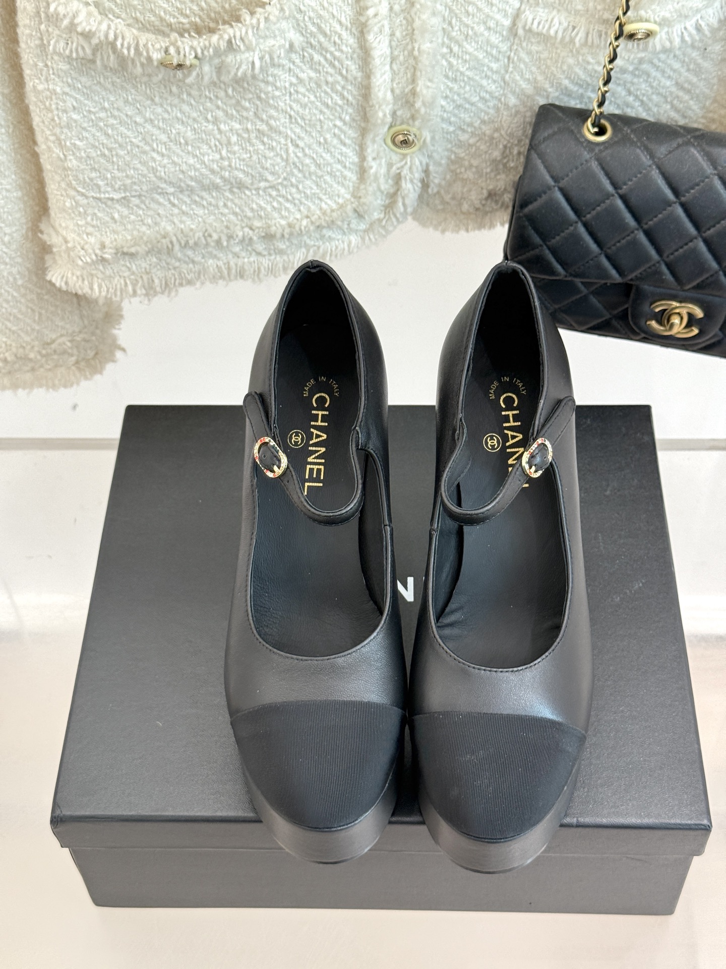 
CHANE*｜小香25。春夏新品
走秀双C防水台高跟鞋👠
个性时尚潮流 必入款 
上脚不仅显腿细  而
