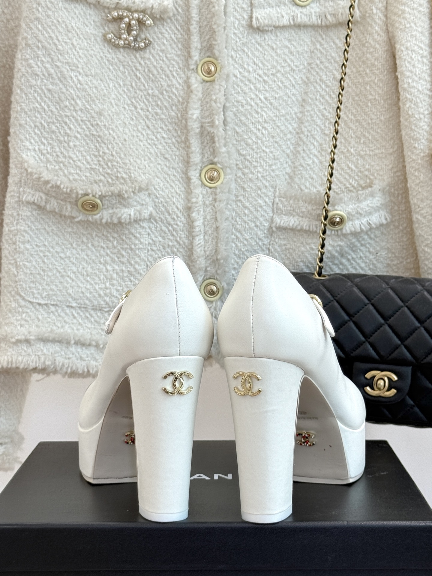 
CHANE*｜小香25。春夏新品
走秀双C防水台高跟鞋👠
个性时尚潮流 必入款 
上脚不仅显腿细  而