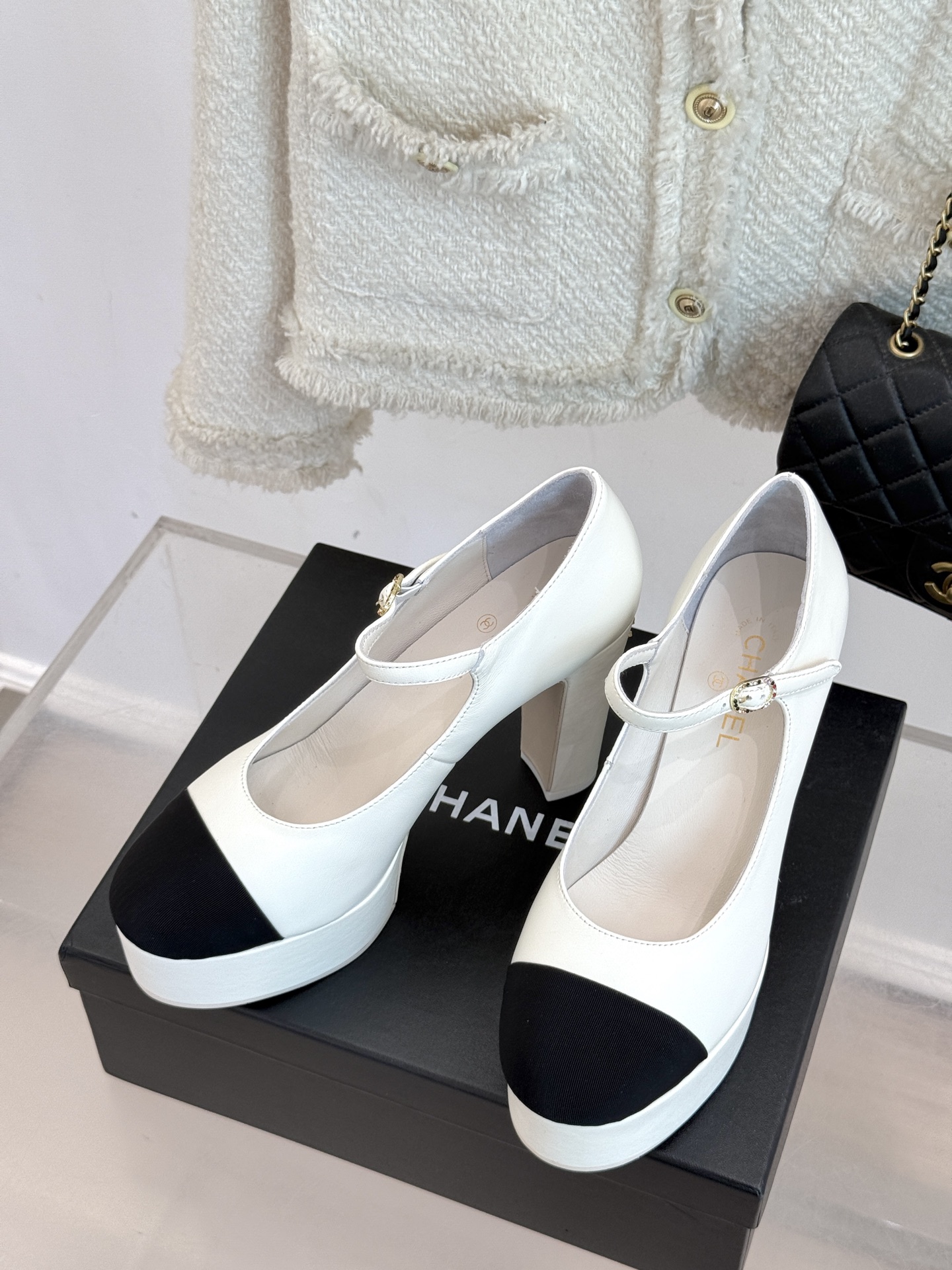 
CHANE*｜小香25。春夏新品
走秀双C防水台高跟鞋👠
个性时尚潮流 必入款 
上脚不仅显腿细  而