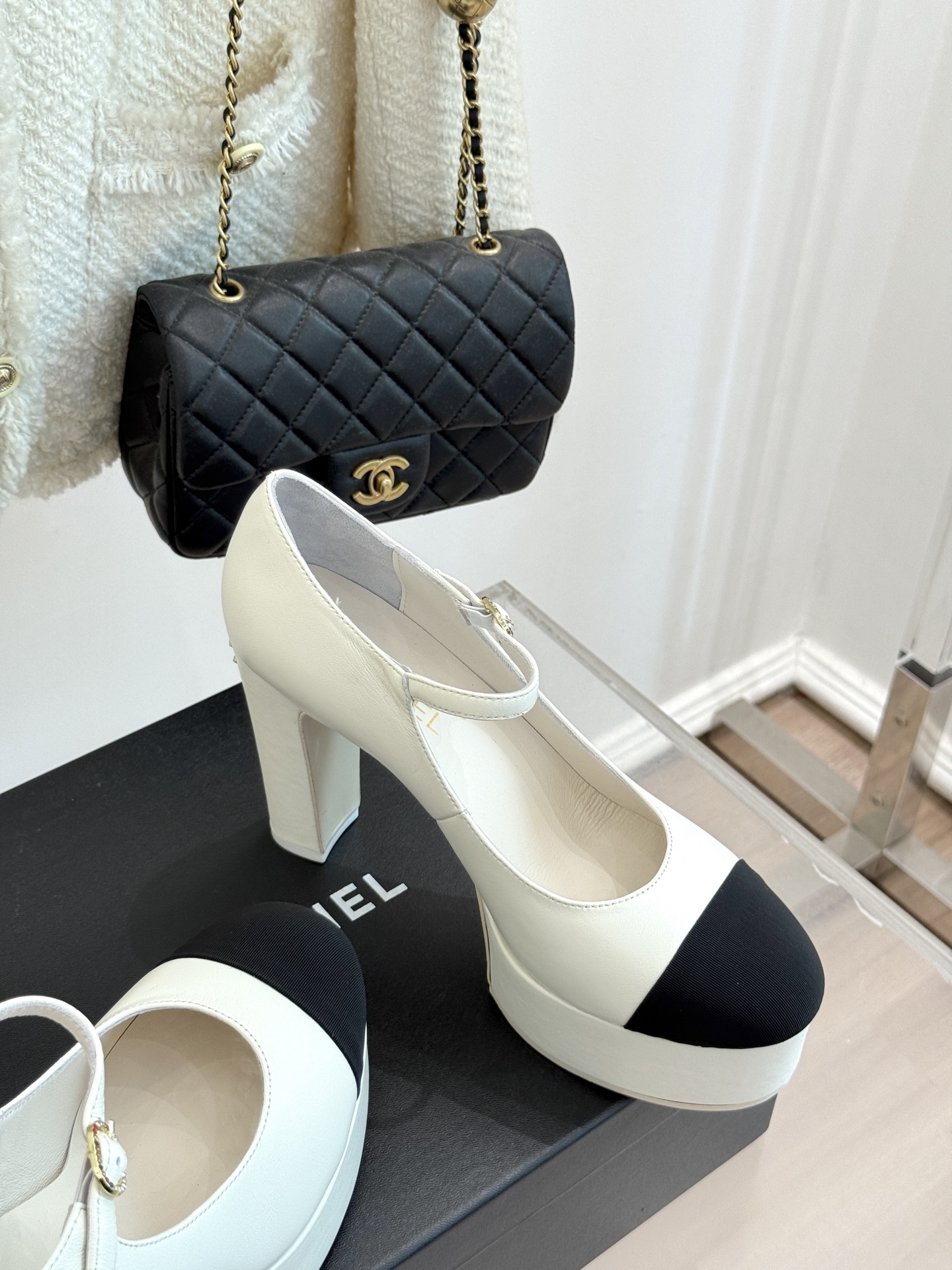 
CHANE*｜小香25。春夏新品
走秀双C防水台高跟鞋👠
个性时尚潮流 必入款 
上脚不仅显腿细  而