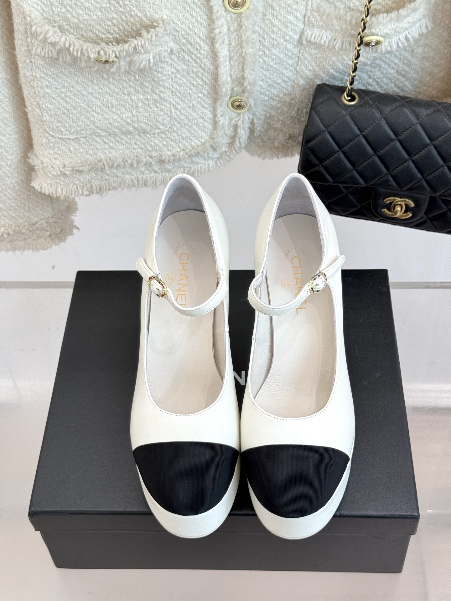
CHANE*｜小香25。春夏新品
走秀双C防水台高跟鞋👠
个性时尚潮流 必入款 
上脚不仅显腿细  而