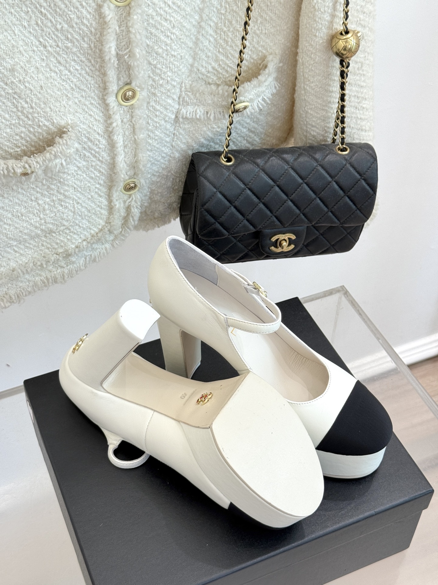 
CHANE*｜小香25。春夏新品
走秀双C防水台高跟鞋👠
个性时尚潮流 必入款 
上脚不仅显腿细  而