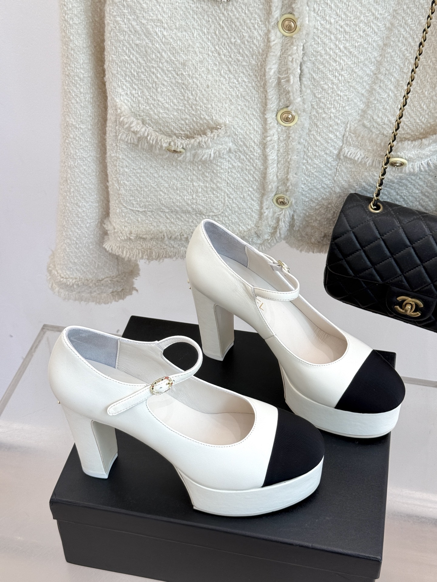 
CHANE*｜小香25。春夏新品
走秀双C防水台高跟鞋👠
个性时尚潮流 必入款 
上脚不仅显腿细  而