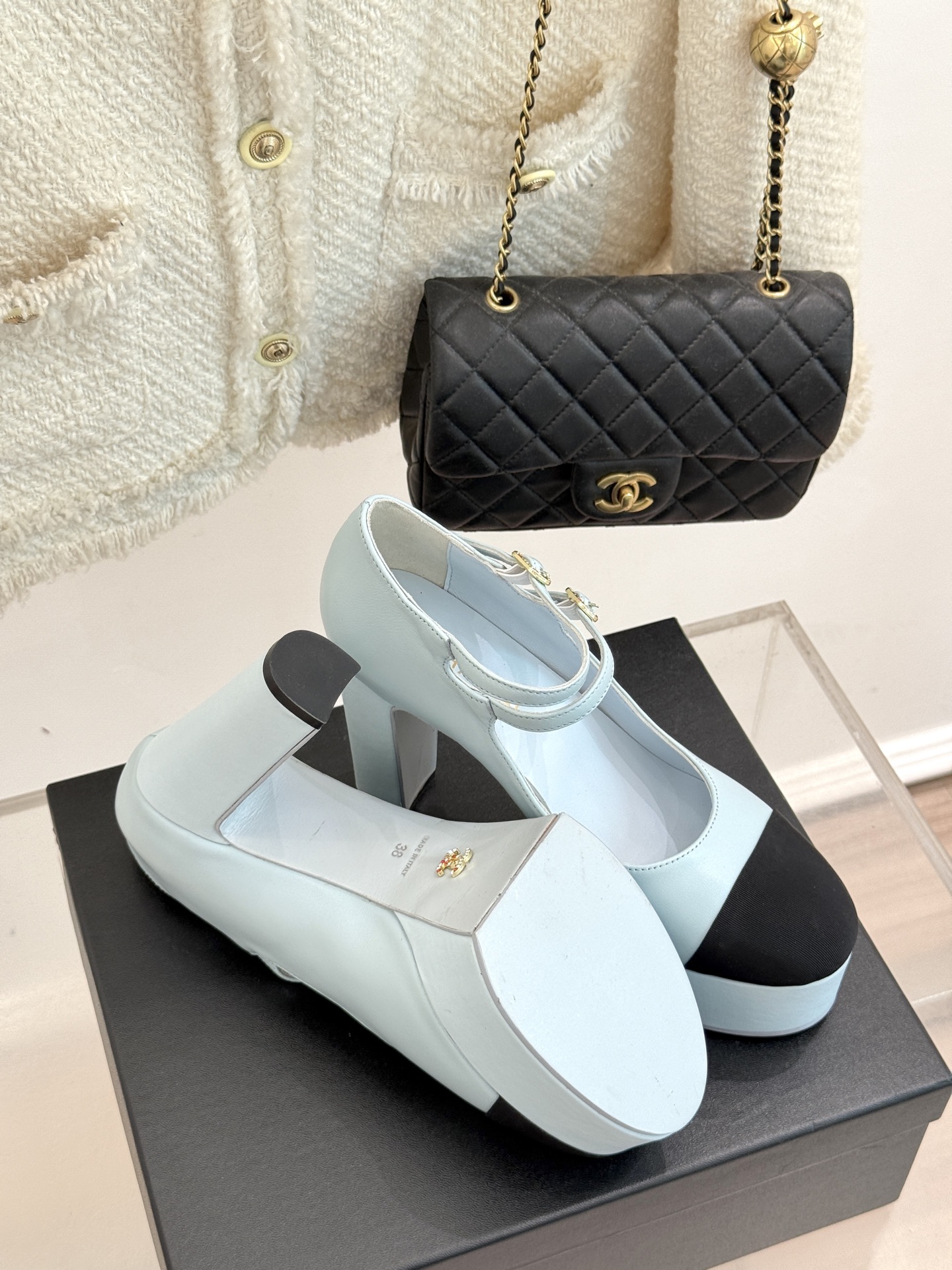 
CHANE*｜小香25。春夏新品
走秀双C防水台高跟鞋👠
个性时尚潮流 必入款 
上脚不仅显腿细  而