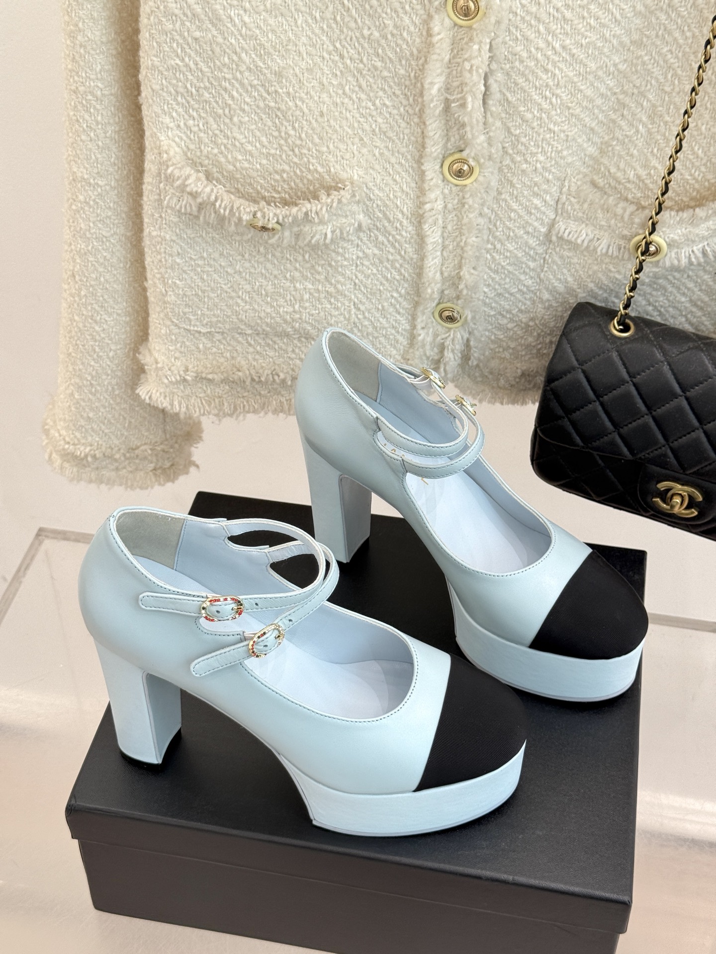 
CHANE*｜小香25。春夏新品
走秀双C防水台高跟鞋👠
个性时尚潮流 必入款 
上脚不仅显腿细  而