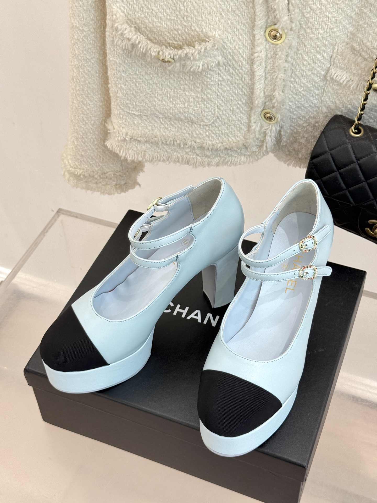 
CHANE*｜小香25。春夏新品
走秀双C防水台高跟鞋👠
个性时尚潮流 必入款 
上脚不仅显腿细  而