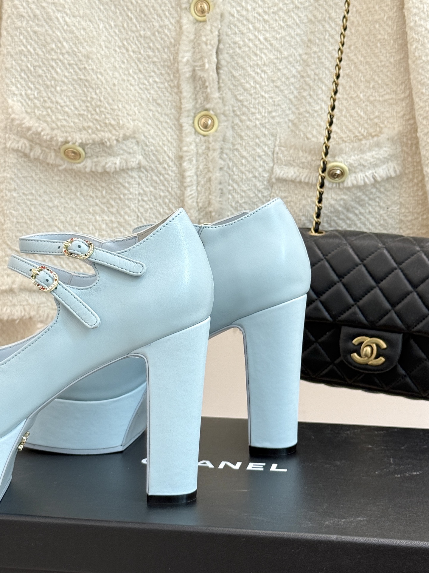 
CHANE*｜小香25。春夏新品
走秀双C防水台高跟鞋👠
个性时尚潮流 必入款 
上脚不仅显腿细  而