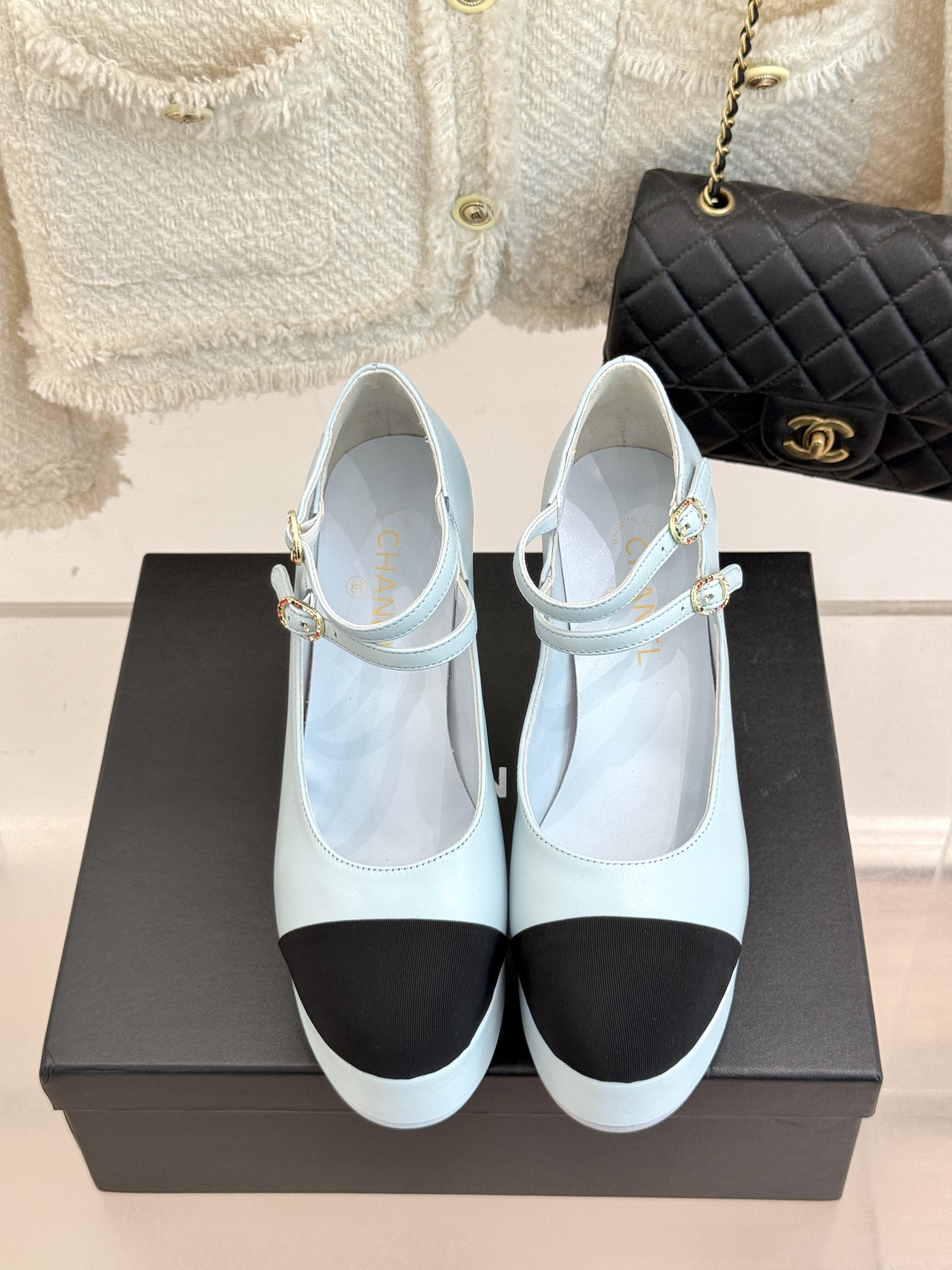
CHANE*｜小香25。春夏新品
走秀双C防水台高跟鞋👠
个性时尚潮流 必入款 
上脚不仅显腿细  而