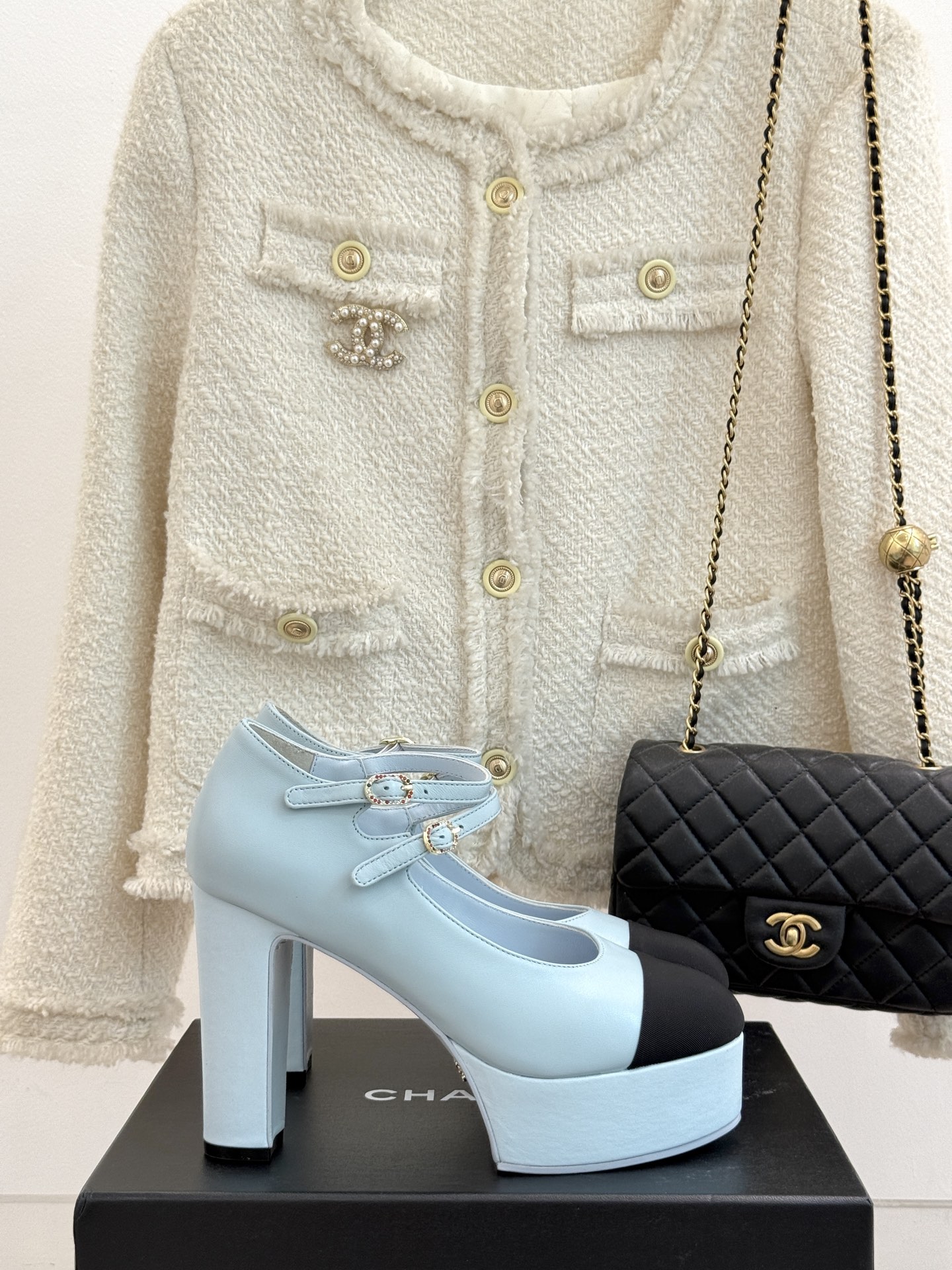 
CHANE*｜小香25。春夏新品
走秀双C防水台高跟鞋👠
个性时尚潮流 必入款 
上脚不仅显腿细  而