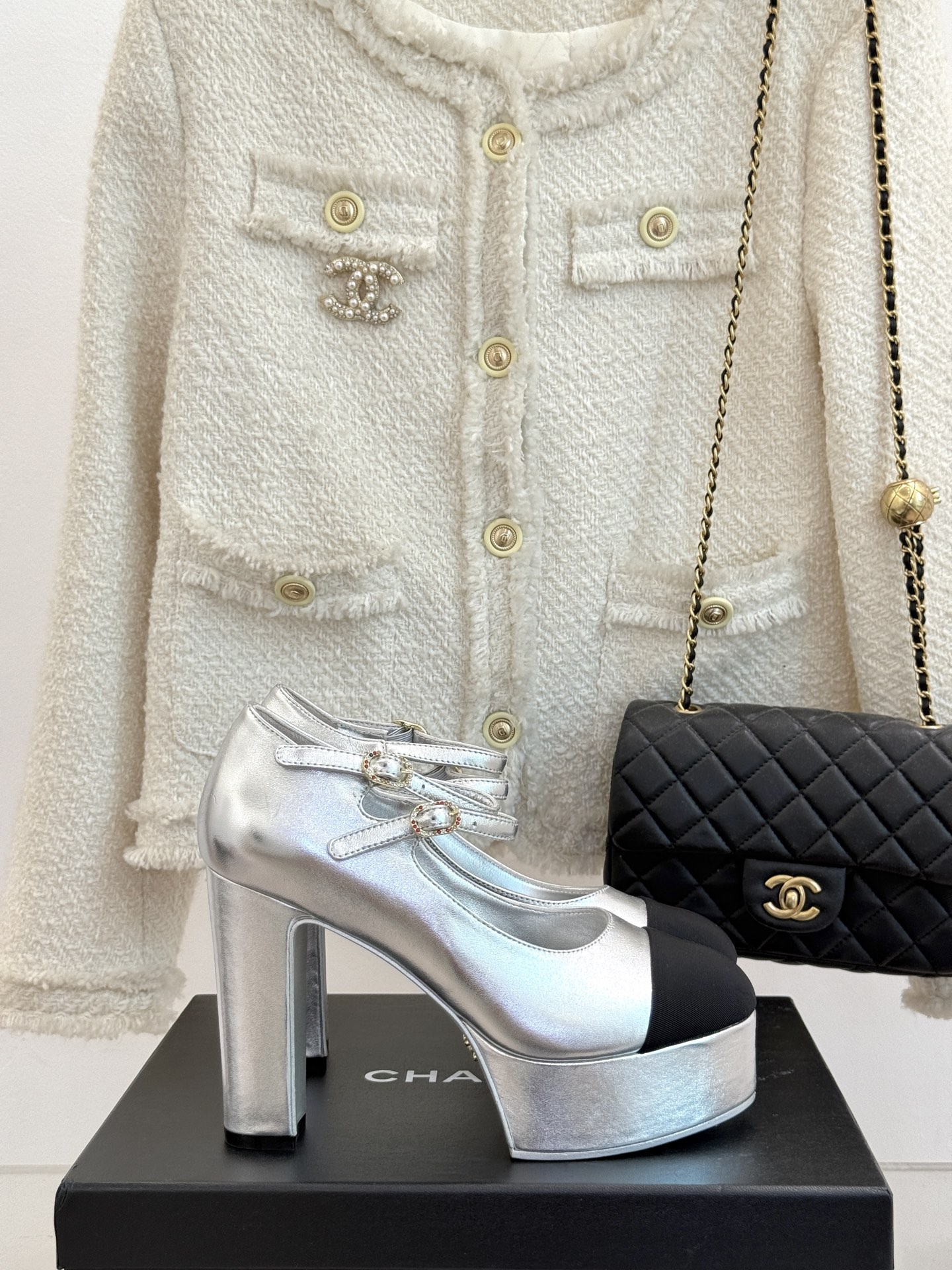 
CHANE*｜小香25。春夏新品
走秀双C防水台高跟鞋👠
个性时尚潮流 必入款 
上脚不仅显腿细  而