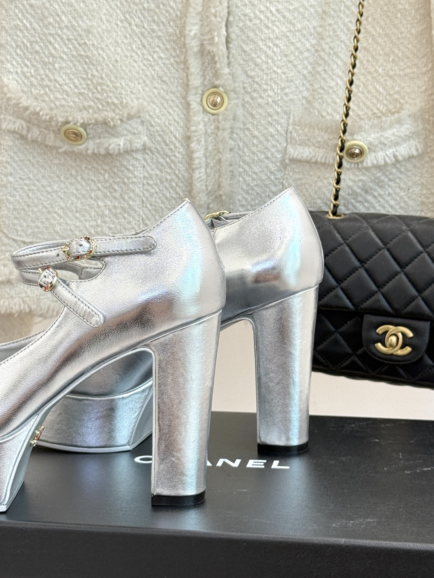 
CHANE*｜小香25。春夏新品
走秀双C防水台高跟鞋👠
个性时尚潮流 必入款 
上脚不仅显腿细  而