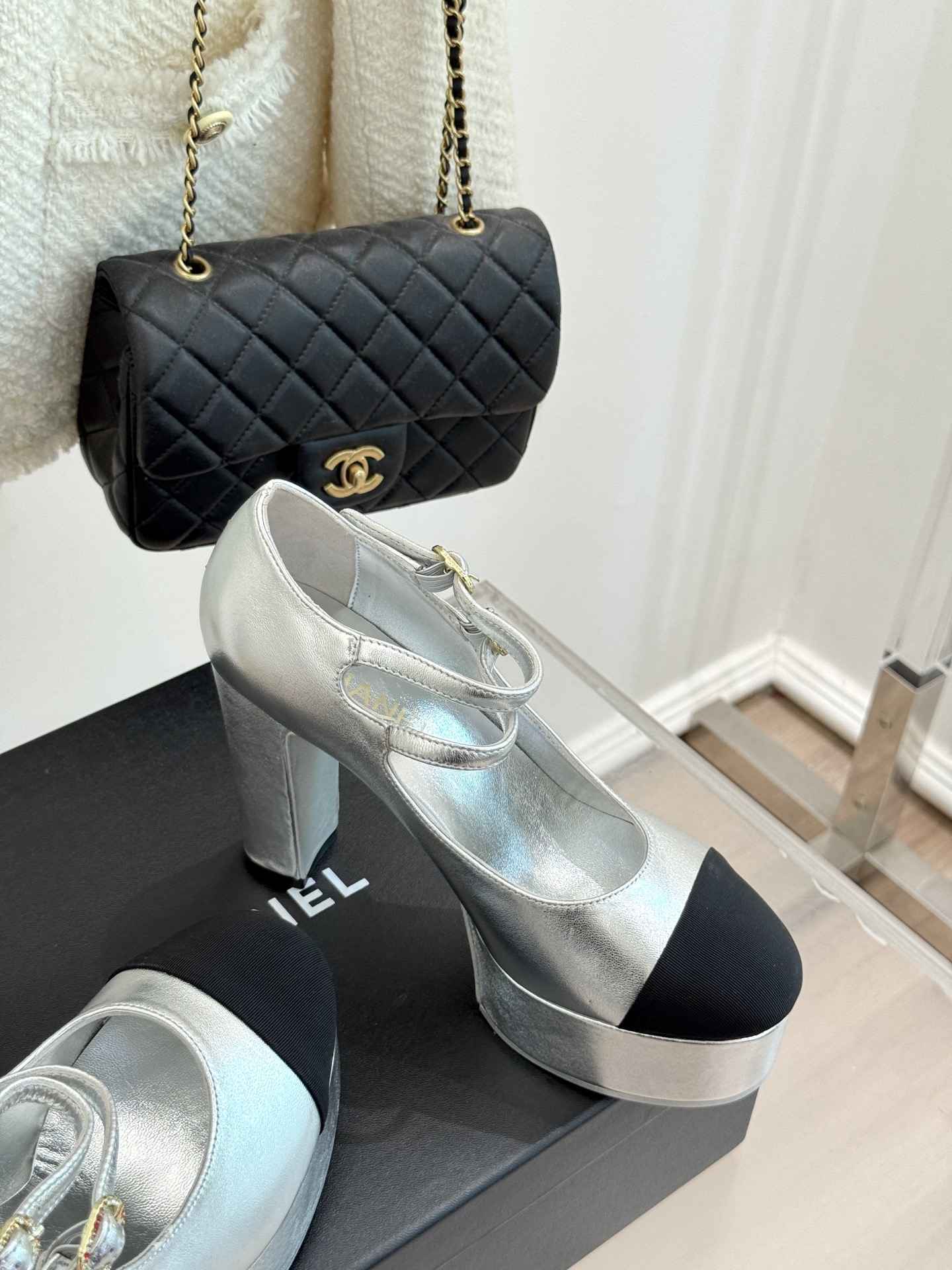 
CHANE*｜小香25。春夏新品
走秀双C防水台高跟鞋👠
个性时尚潮流 必入款 
上脚不仅显腿细  而