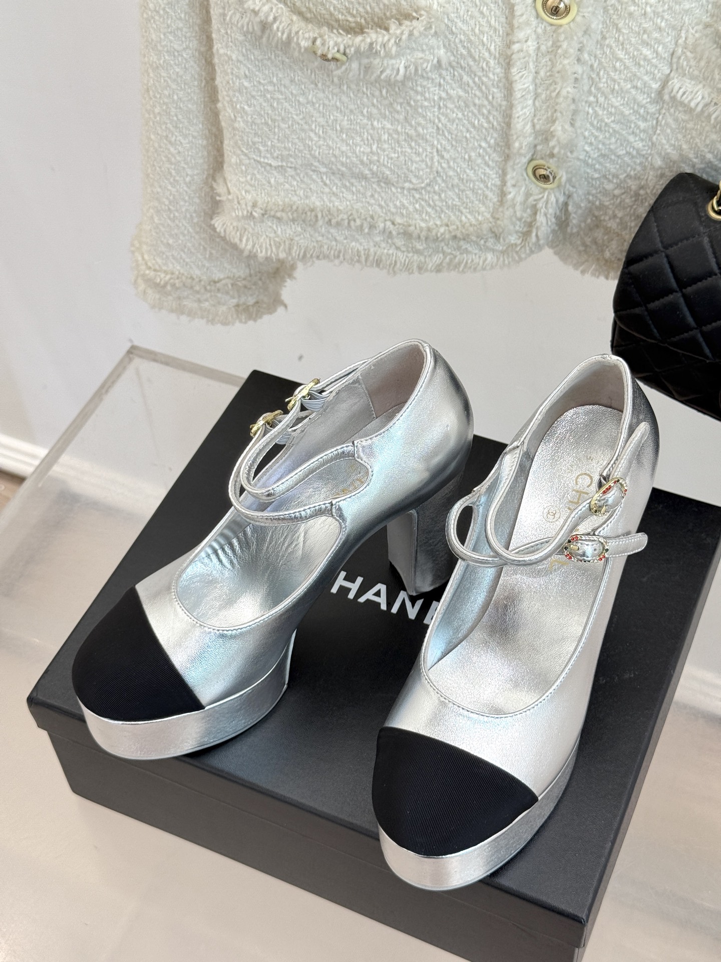 
CHANE*｜小香25。春夏新品
走秀双C防水台高跟鞋👠
个性时尚潮流 必入款 
上脚不仅显腿细  而