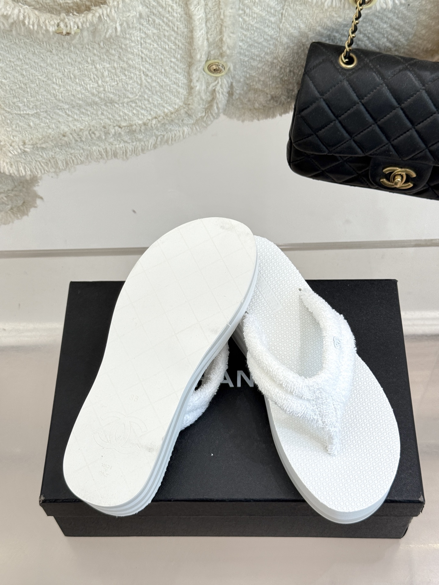 
CHANE*｜小香25C早春新品
米兰走秀厚底夹脚人字拖鞋
夏日出街必备 又潮又日常
厚底6cm 妥妥