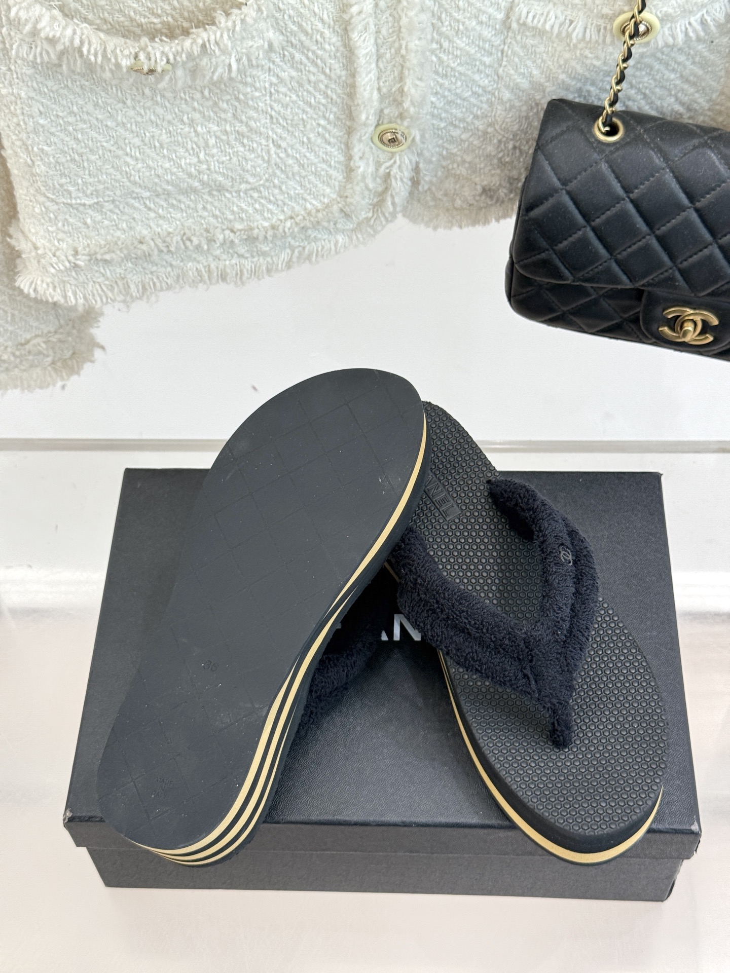 
CHANE*｜小香25C早春新品
米兰走秀厚底夹脚人字拖鞋
夏日出街必备 又潮又日常
厚底6cm 妥妥