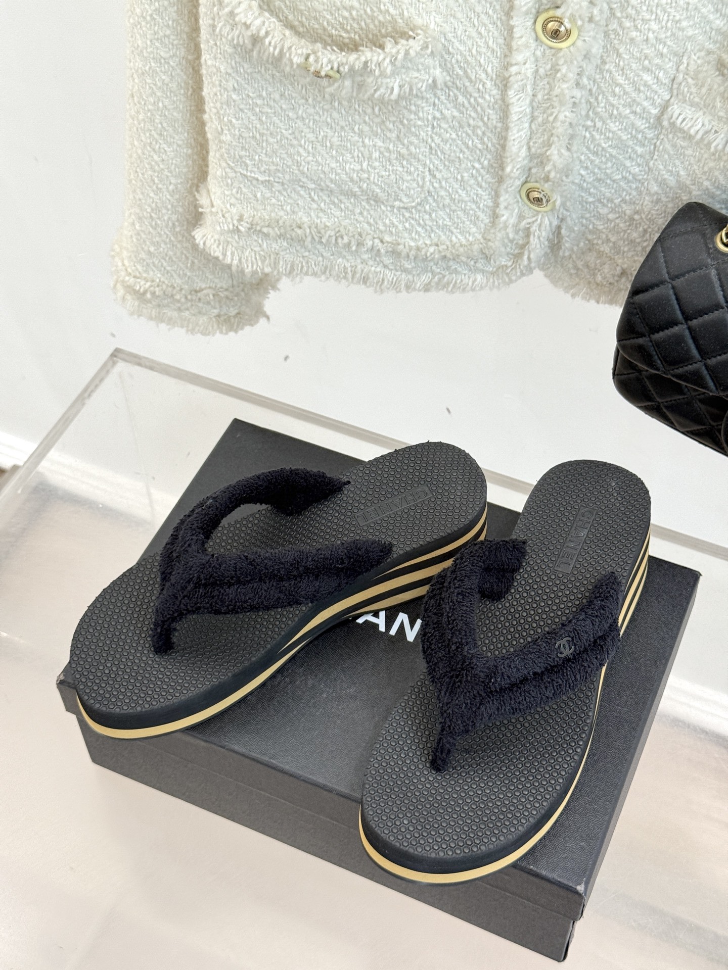 
CHANE*｜小香25C早春新品
米兰走秀厚底夹脚人字拖鞋
夏日出街必备 又潮又日常
厚底6cm 妥妥