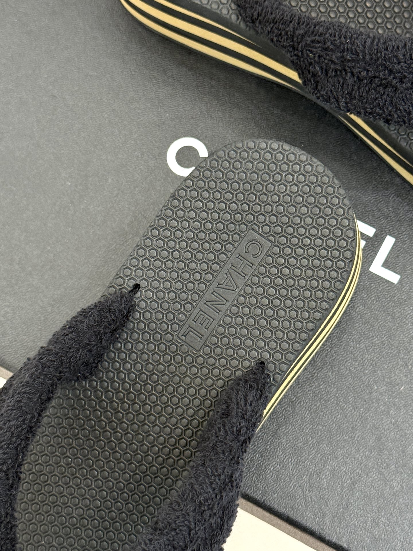
CHANE*｜小香25C早春新品
米兰走秀厚底夹脚人字拖鞋
夏日出街必备 又潮又日常
厚底6cm 妥妥