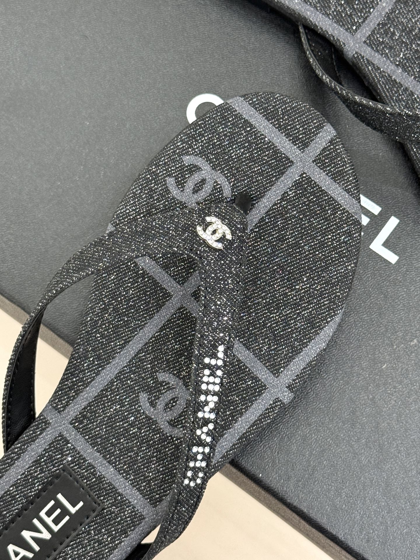 
CHANEL THONGS是25C春夏
秀场水钻字母夹脚人字拖
夏天的人字拖莫名让人感到自由
带子镶嵌