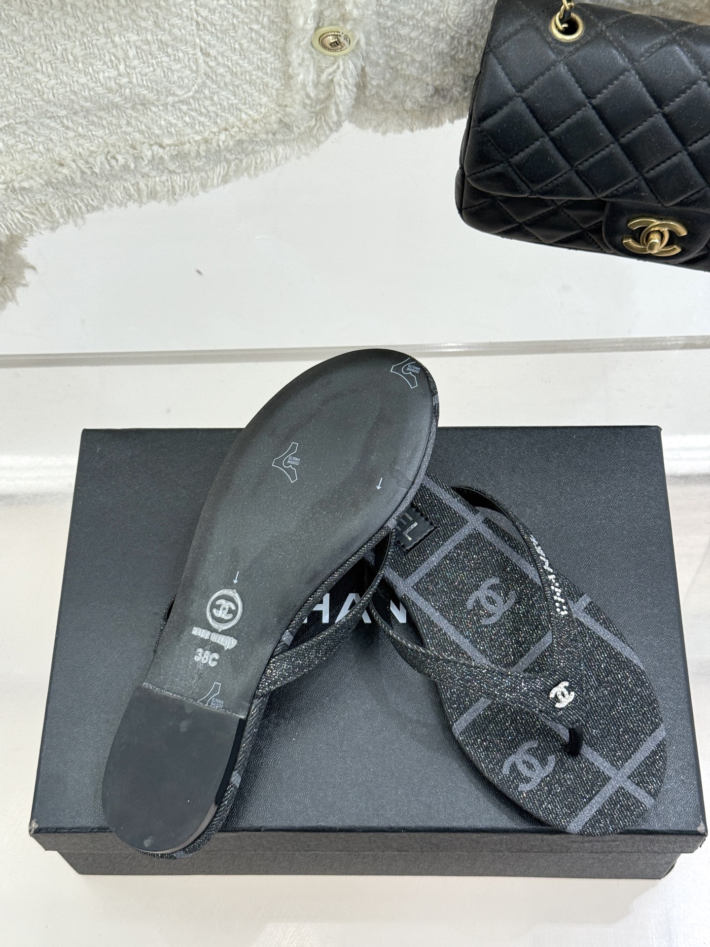 
CHANEL THONGS是25C春夏
秀场水钻字母夹脚人字拖
夏天的人字拖莫名让人感到自由
带子镶嵌