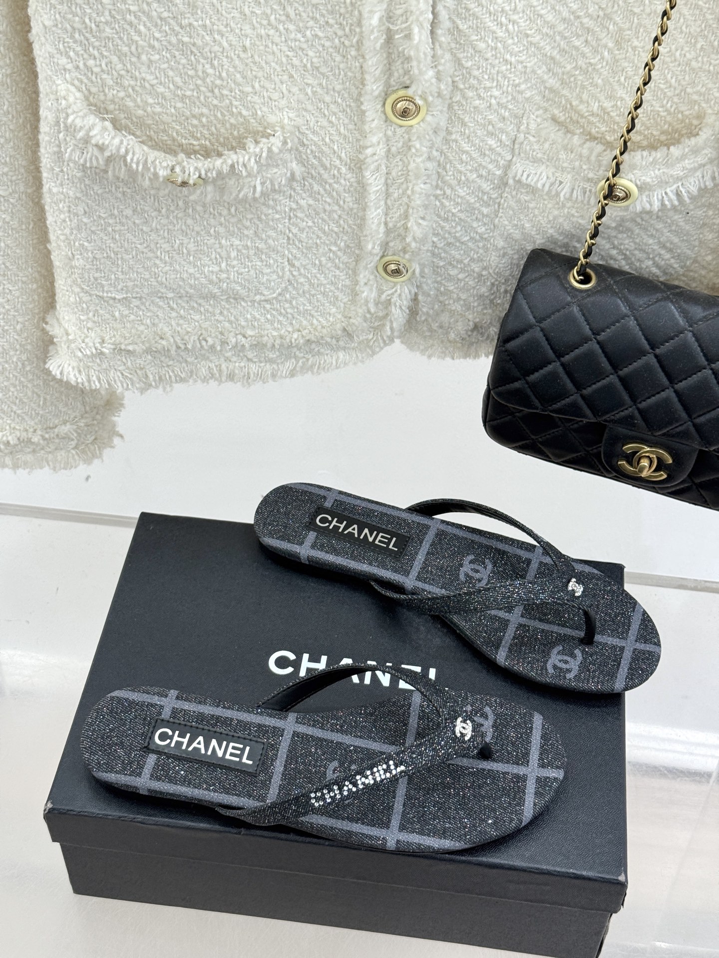 
CHANEL THONGS是25C春夏
秀场水钻字母夹脚人字拖
夏天的人字拖莫名让人感到自由
带子镶嵌