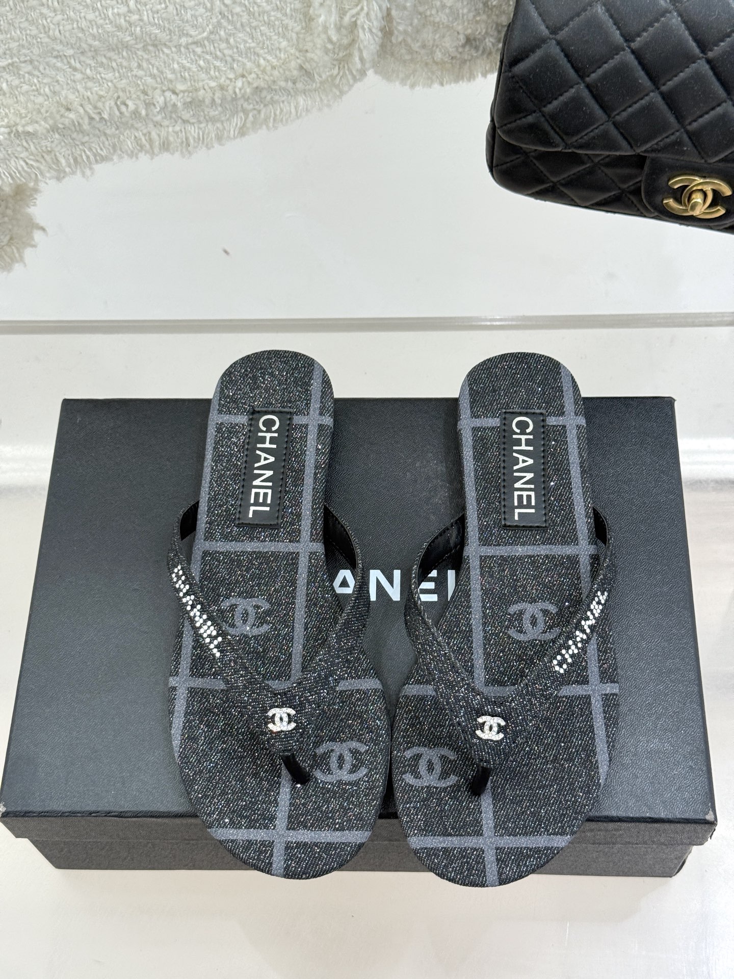 
CHANEL THONGS是25C春夏
秀场水钻字母夹脚人字拖
夏天的人字拖莫名让人感到自由
带子镶嵌