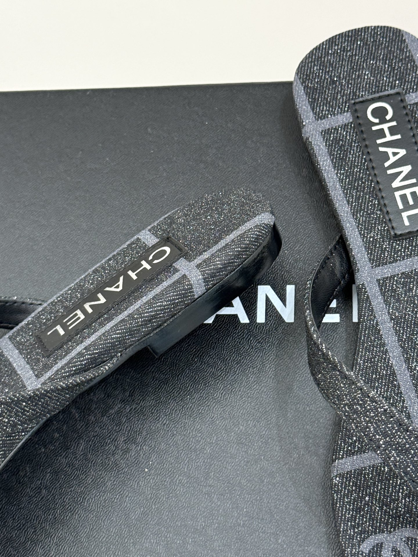 
CHANEL THONGS是25C春夏
秀场水钻字母夹脚人字拖
夏天的人字拖莫名让人感到自由
带子镶嵌