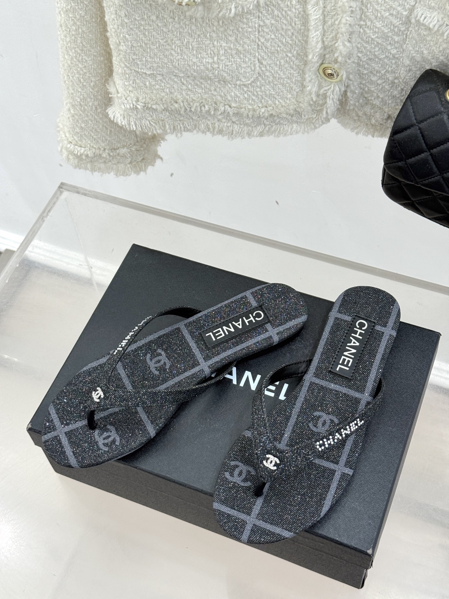 
CHANEL THONGS是25C春夏
秀场水钻字母夹脚人字拖
夏天的人字拖莫名让人感到自由
带子镶嵌