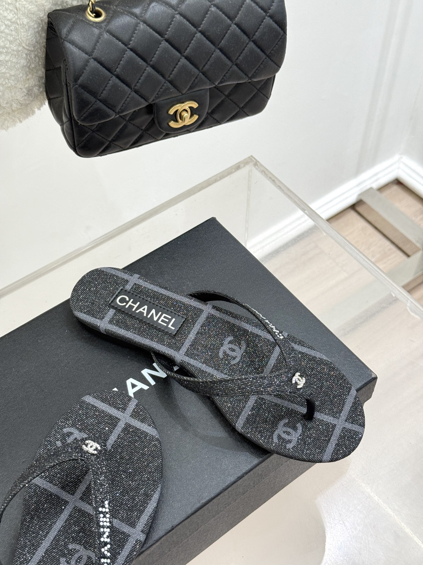 
CHANEL THONGS是25C春夏
秀场水钻字母夹脚人字拖
夏天的人字拖莫名让人感到自由
带子镶嵌