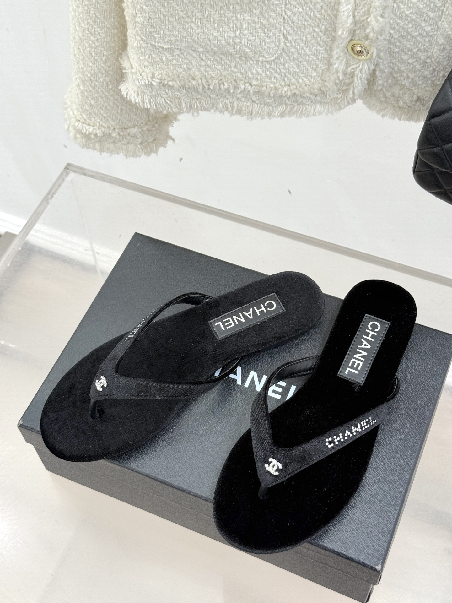 
CHANEL THONGS是25C春夏
秀场水钻字母夹脚人字拖
夏天的人字拖莫名让人感到自由
带子镶嵌