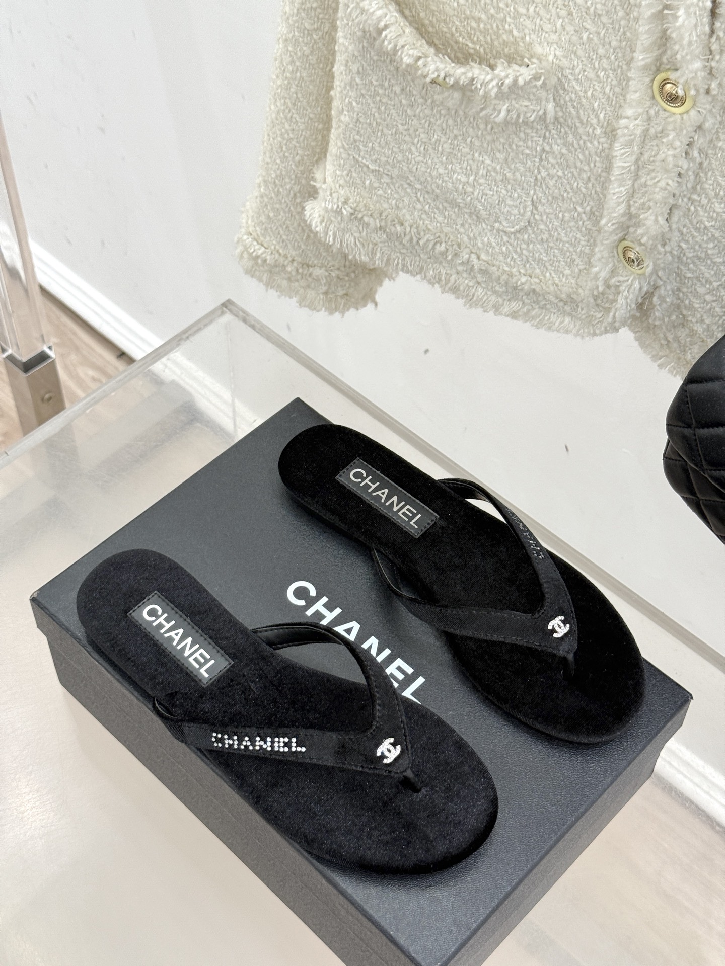 
CHANEL THONGS是25C春夏
秀场水钻字母夹脚人字拖
夏天的人字拖莫名让人感到自由
带子镶嵌