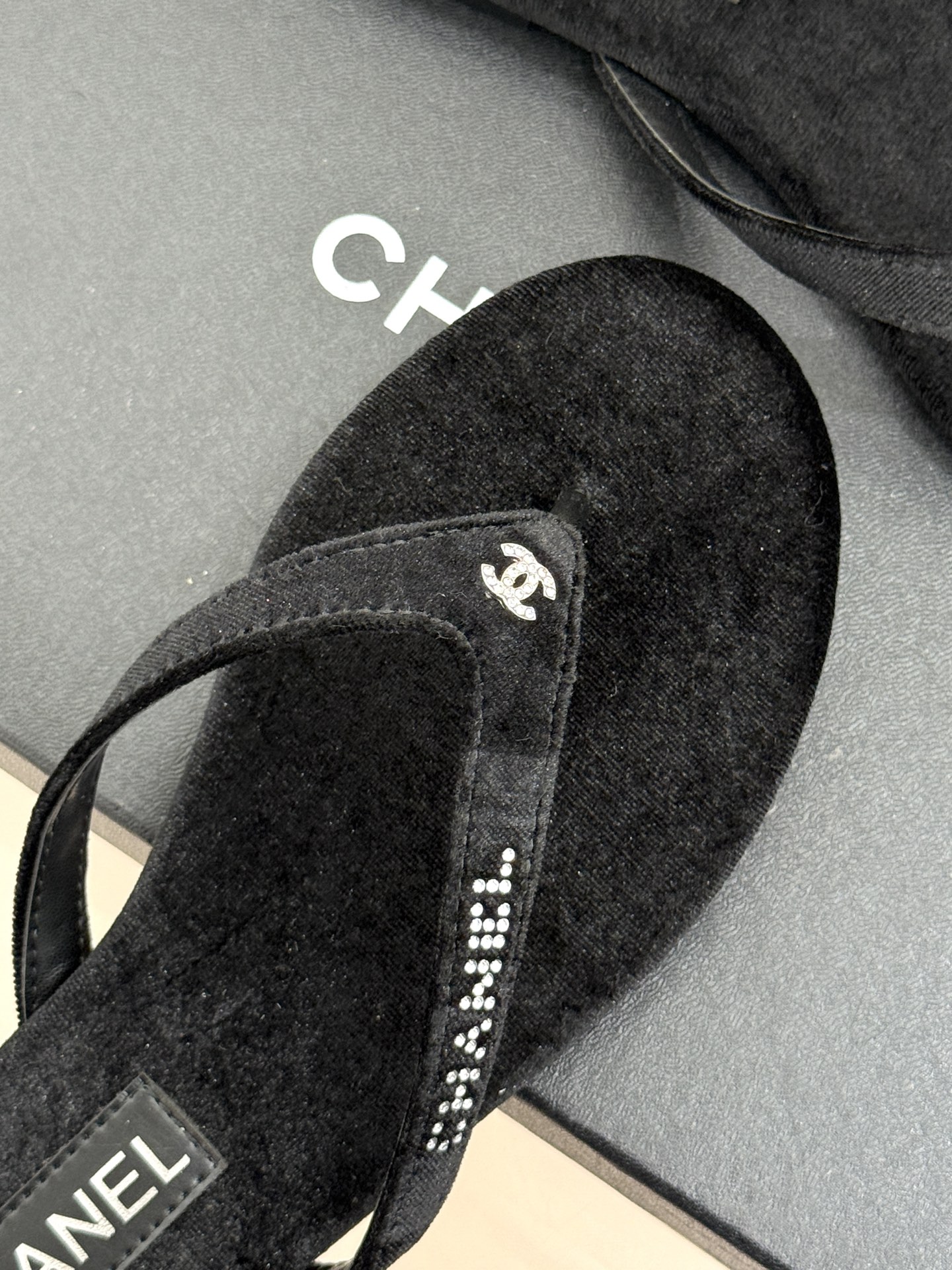 
CHANEL THONGS是25C春夏
秀场水钻字母夹脚人字拖
夏天的人字拖莫名让人感到自由
带子镶嵌