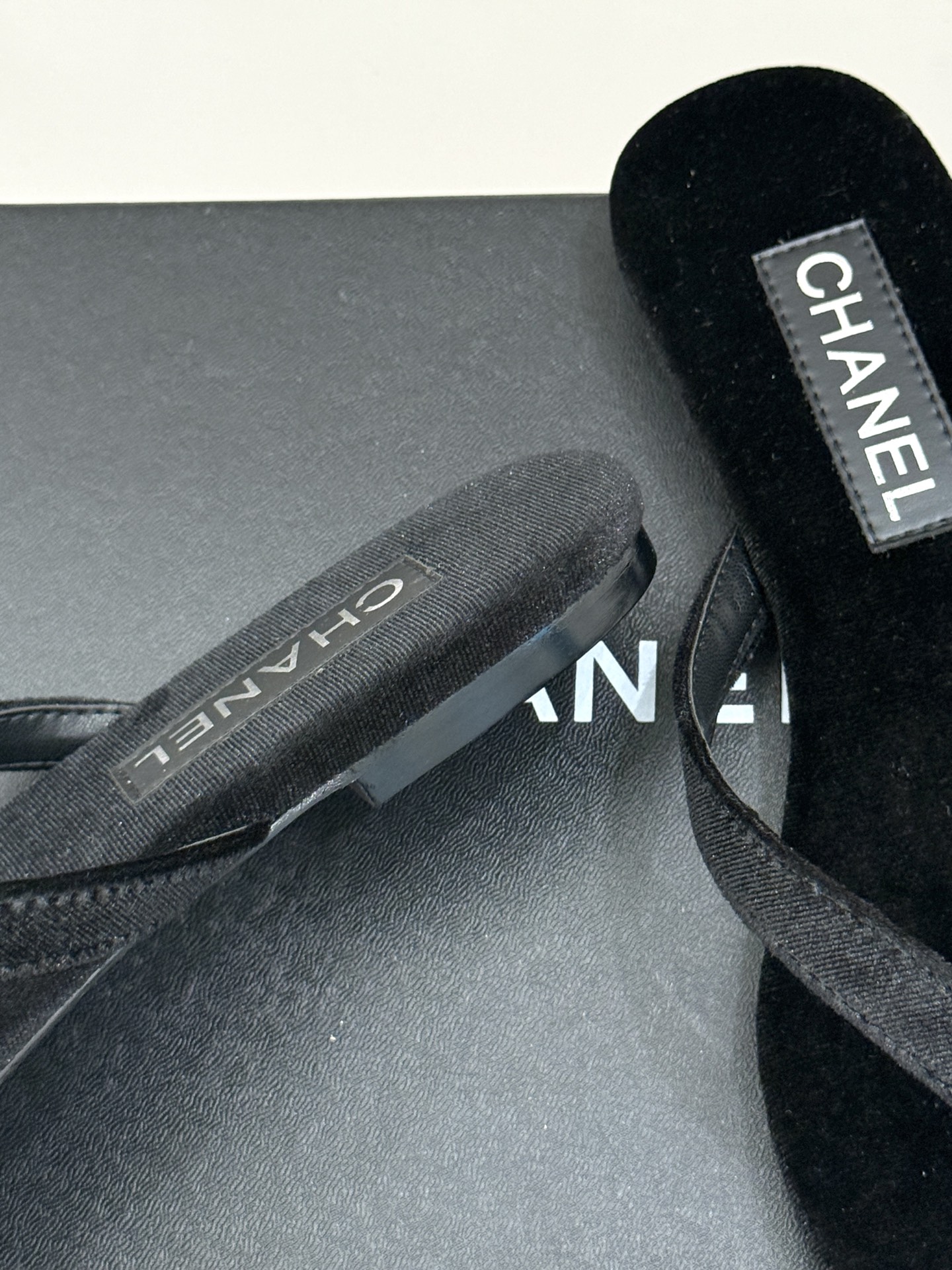 
CHANEL THONGS是25C春夏
秀场水钻字母夹脚人字拖
夏天的人字拖莫名让人感到自由
带子镶嵌