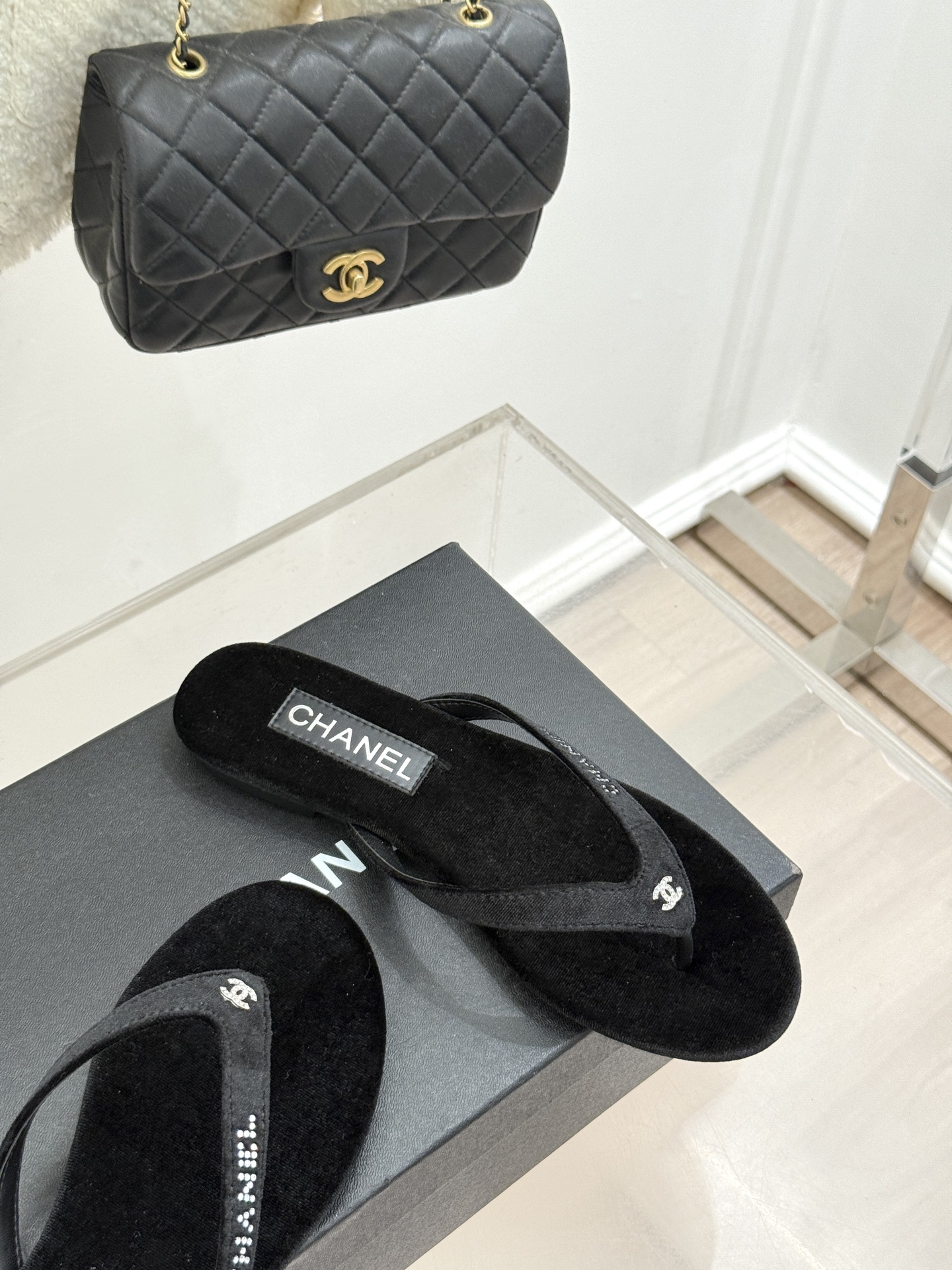 
CHANEL THONGS是25C春夏
秀场水钻字母夹脚人字拖
夏天的人字拖莫名让人感到自由
带子镶嵌