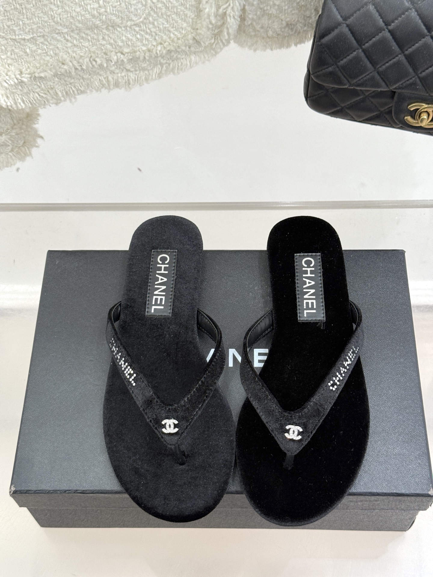 
CHANEL THONGS是25C春夏
秀场水钻字母夹脚人字拖
夏天的人字拖莫名让人感到自由
带子镶嵌