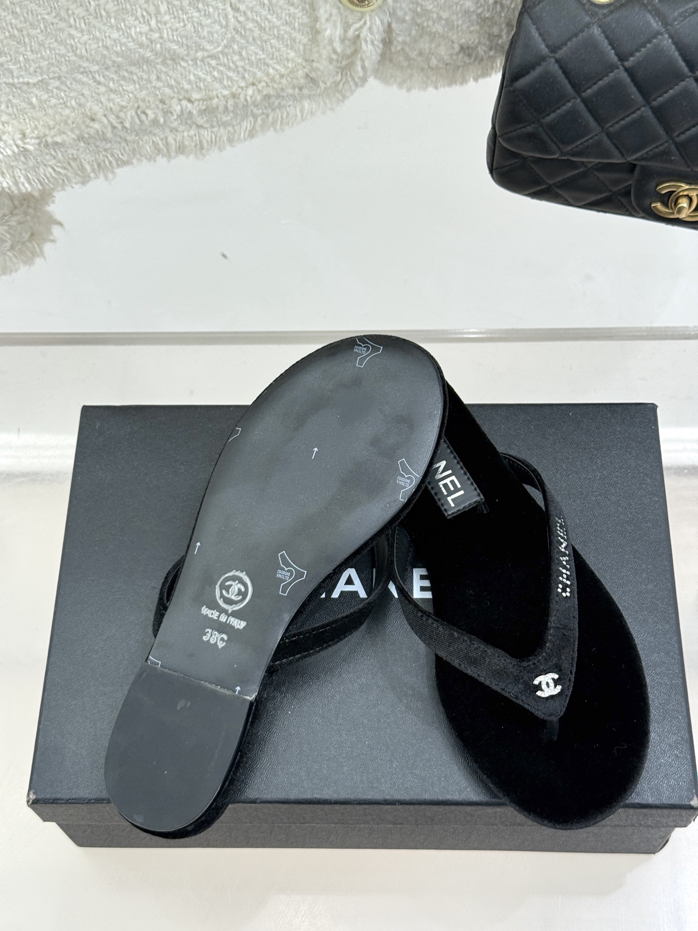 
CHANEL THONGS是25C春夏
秀场水钻字母夹脚人字拖
夏天的人字拖莫名让人感到自由
带子镶嵌